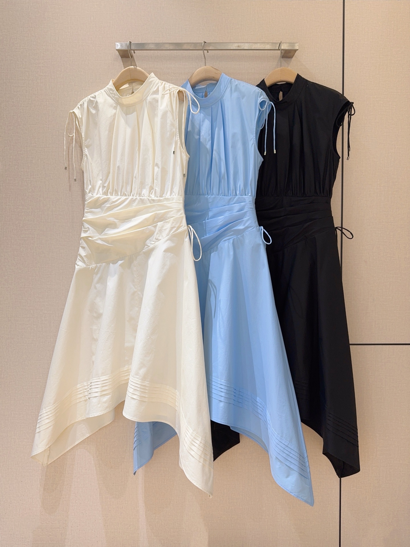 📢📢2026早春新品 🆕……3.1 Phillip Lim新款连衣裙👗采用立领无袖廓形，肩部带有细带装饰