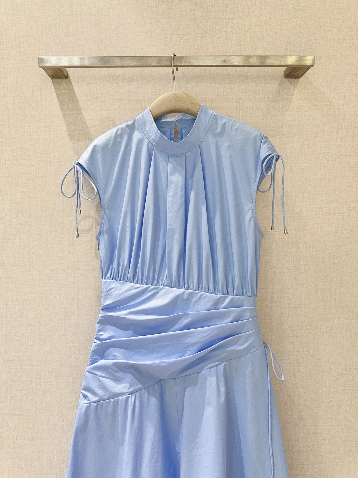 📢📢2026早春新品 🆕……3.1 Phillip Lim新款连衣裙👗采用立领无袖廓形，肩部带有细带装饰