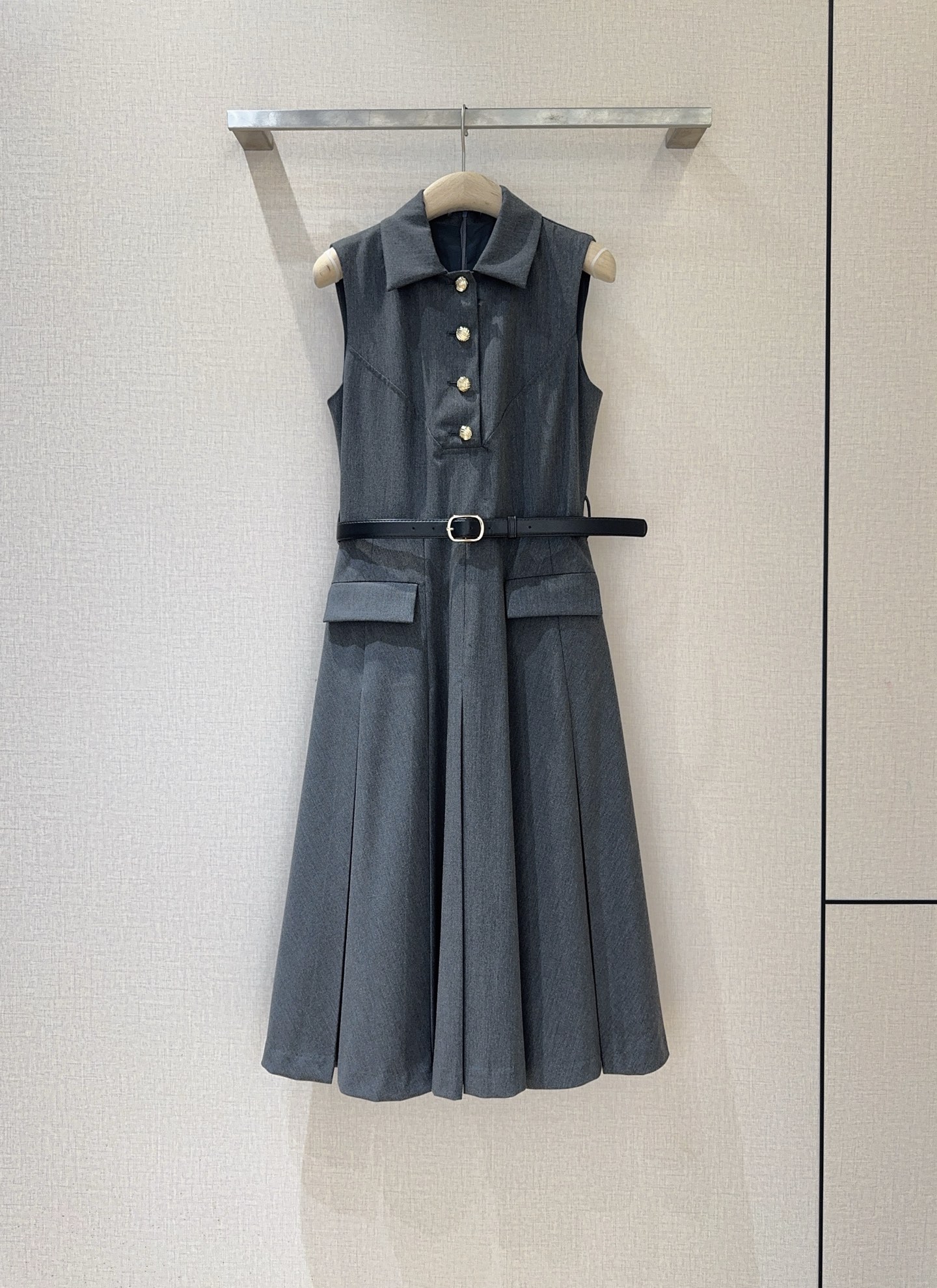 NO:776111,self-portrait 26 spring and summer sleeveless lapel waist pleated dress... It adopts a sleeveless lapel design, a metal front placket, a fake front pocket decoration and a belt, an invisible zipper at the back, and a simple and elegant pleated skirt. Size SMLXL, K251217,, women's clothing, skirts,19860909self-portrait 26春夏无袖翻领收腰百褶连衣裙……采用翻领无袖设计,前襟的金属搭配,前片假口袋装饰并配有一条腰带 ,后置隐形拉链,百褶裙摆简约大方. 码数SMLXL,K251217,,女装,skirts,,Women's clothing