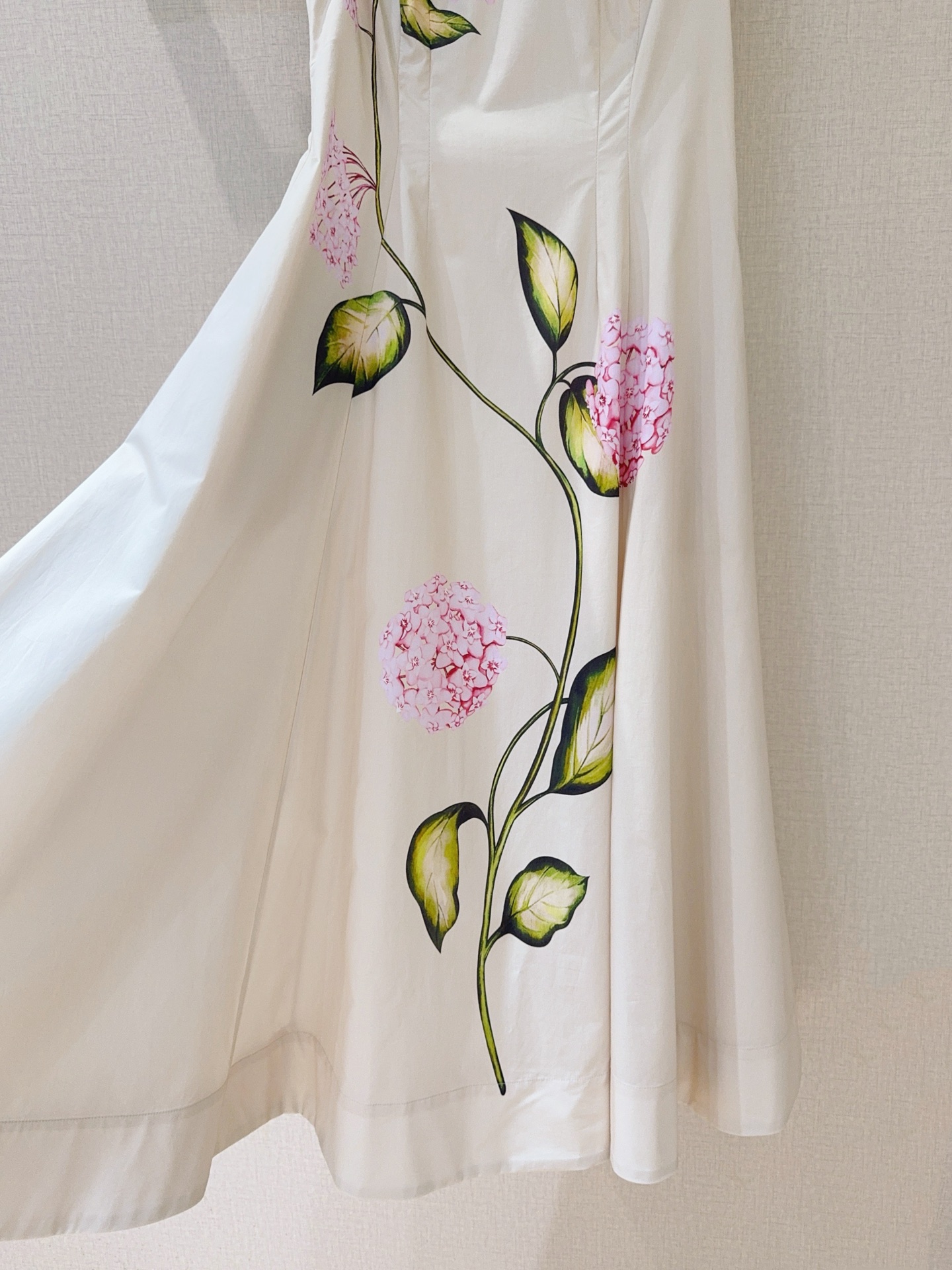 Oscar De La Rent*a 26春夏系列花卉印花连衣裙👗……无袖圆领收腰中长款连衣裙，舒适棉质