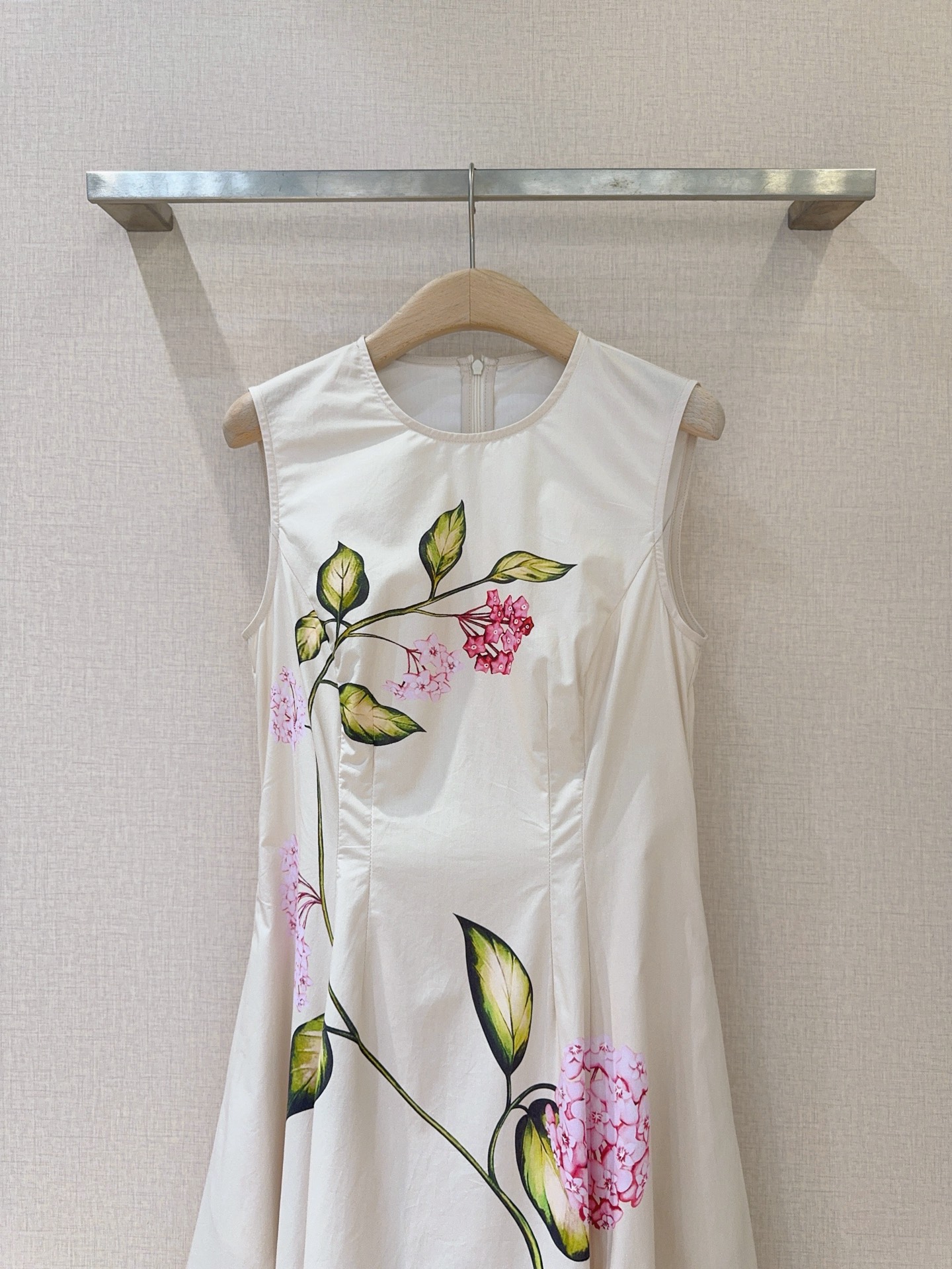 Oscar De La Rent*a 26春夏系列花卉印花连衣裙👗……无袖圆领收腰中长款连衣裙，舒适棉质