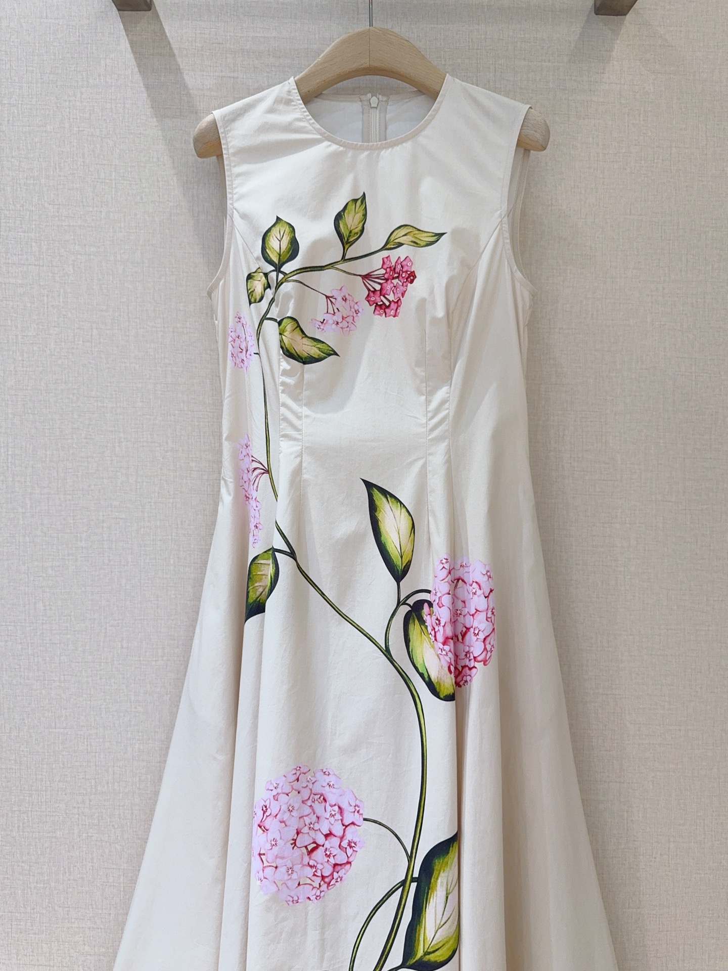 Oscar De La Rent*a 26春夏系列花卉印花连衣裙👗……无袖圆领收腰中长款连衣裙，舒适棉质