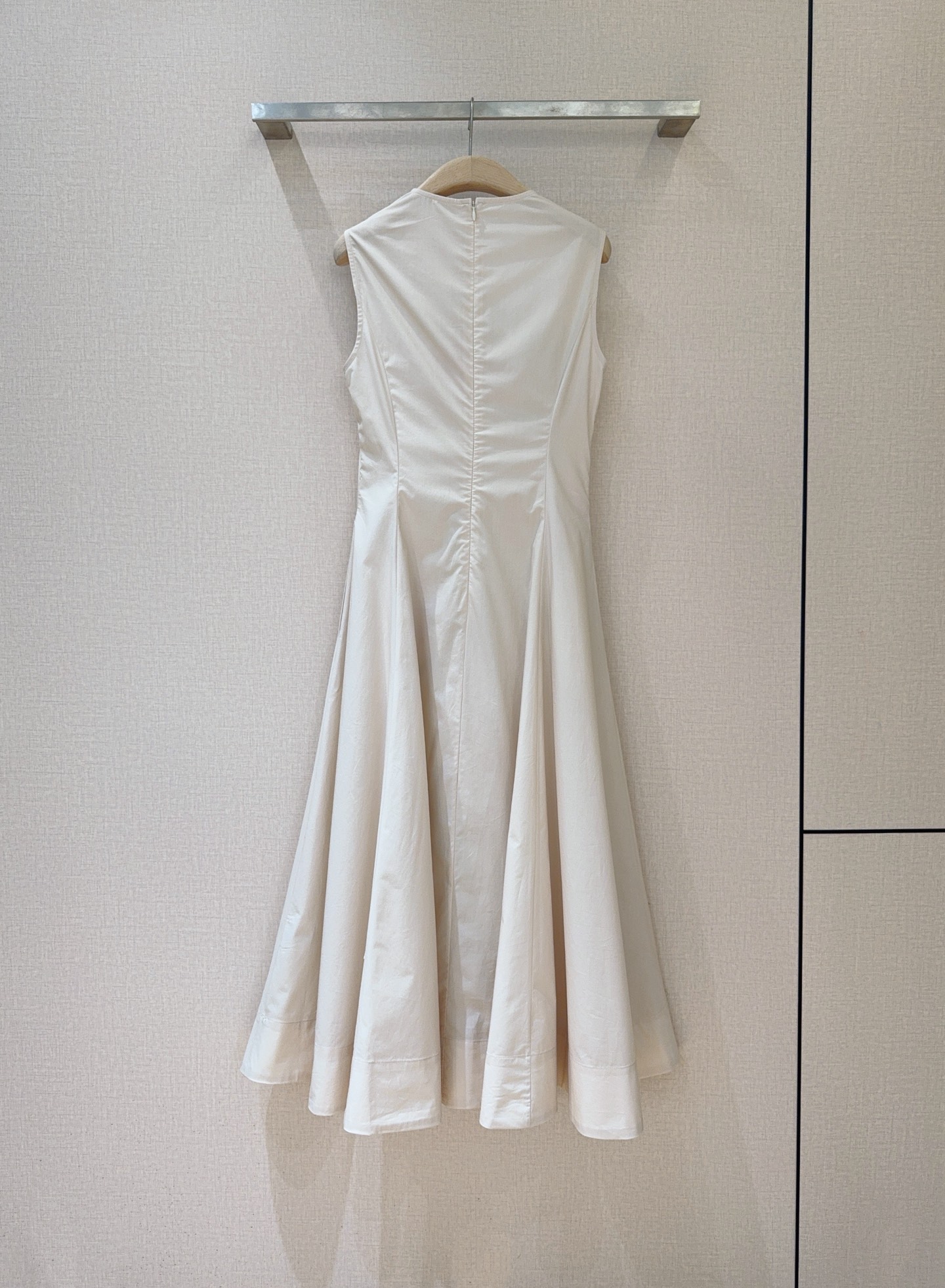 Oscar De La Rent*a 26春夏系列花卉印花连衣裙👗……无袖圆领收腰中长款连衣裙，舒适棉质