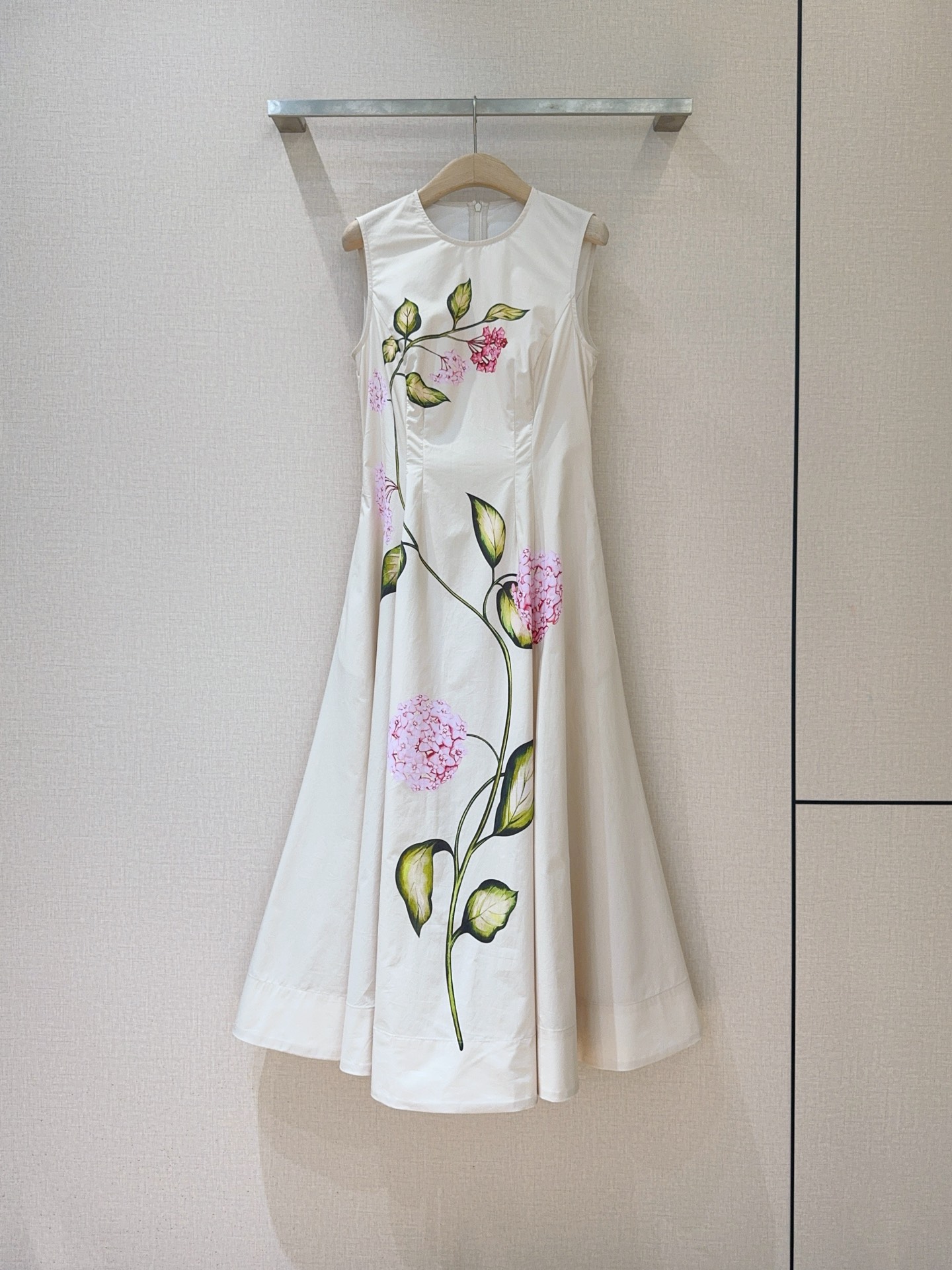 Oscar De La Rent*a 26春夏系列花卉印花连衣裙👗……无袖圆领收腰中长款连衣裙，舒适棉质