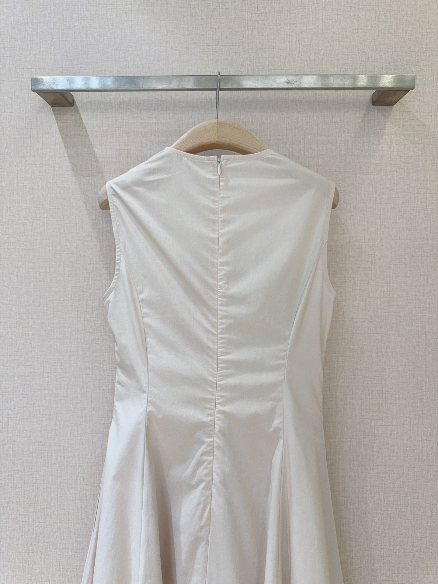 Oscar De La Rent*a 26春夏系列花卉印花连衣裙👗……无袖圆领收腰中长款连衣裙，舒适棉质