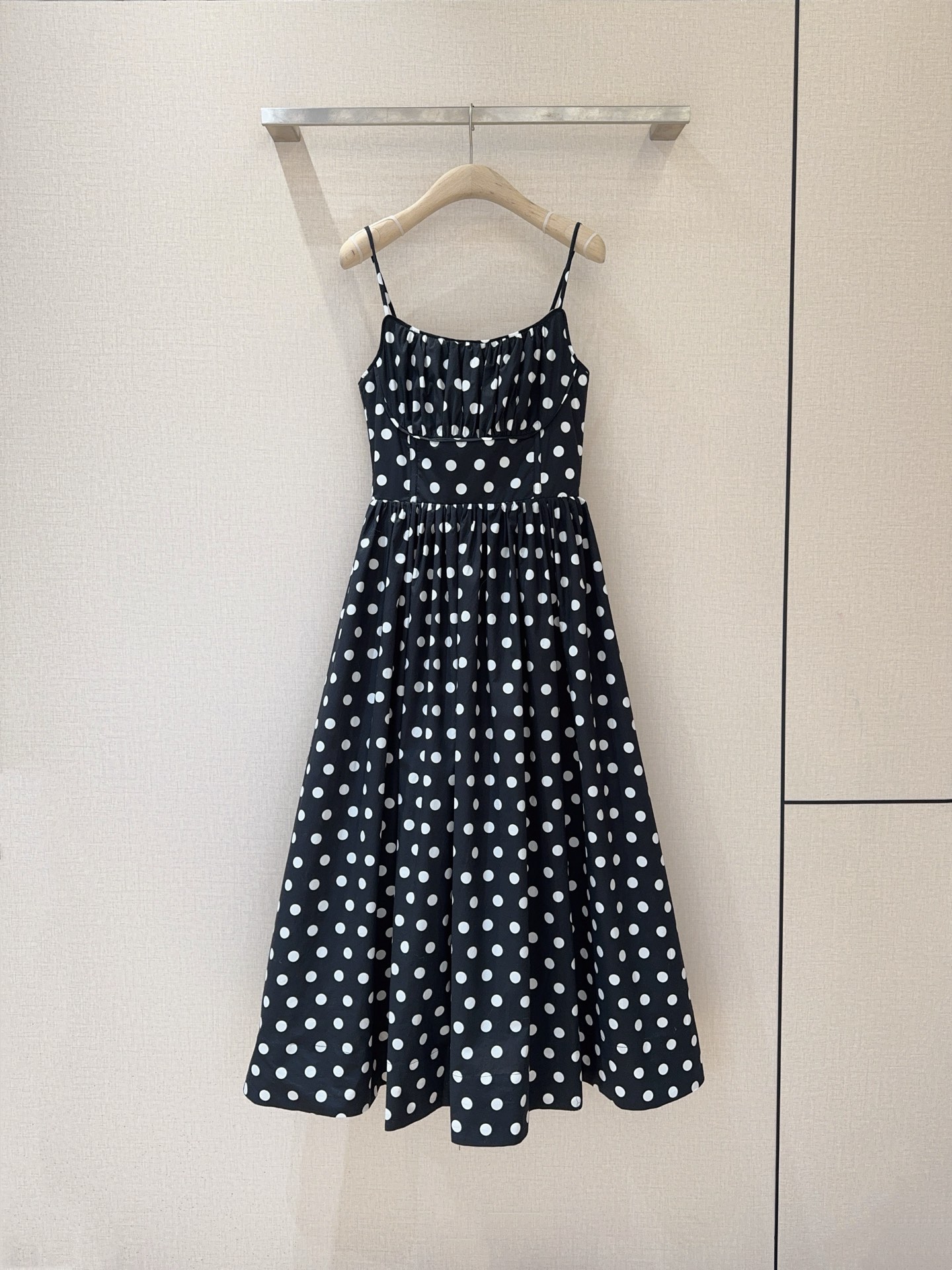 NO:783765,cara*ca*ra* new product... French retro black polka-dot suspender dress, with a U-shaped tube top neckline, elastic pleats on the back, invisible zipper design, and a wide skirt cut, which is elegant and elegant. Love it [Happy][Happy] Size SMLXL, K251112,, women's clothing, skirts,19860909cara*ca*ra*新品…… 法式复古黑色波点吊带连衣裙,上身采用U型抹胸式领口,后背有松紧褶皱,隐形拉链设计,搭配阔裙摆剪裁,优雅又显气质.爱了爱了[愉快][愉快] 码数SMLXL、K251112、,女装,skirts,,Women's clothing