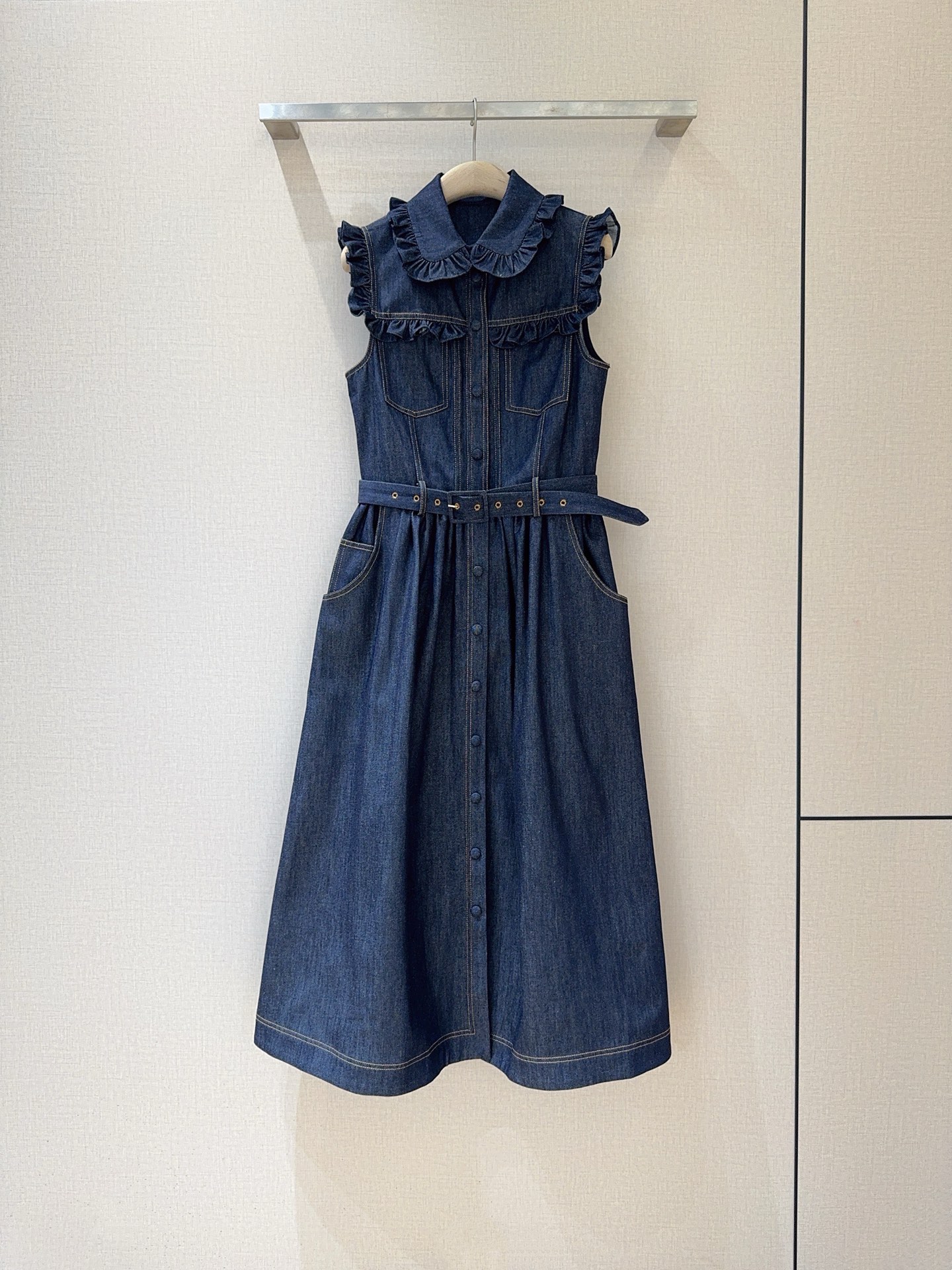 NO:776093,Dice Kayek 26 Sleeveless Denim Dress New Product Recommendation... It features ruffled lapels, fungus-edged flying sleeves, a single row of buttons through the front, waisted tailoring, a detachable belt, large pockets on both sides, A-line mid-length skirt, super beautiful upper body, I just love it [Happy] Code number SMLXL, K251202,, women's clothing, skirts,19860909Dice Kayek 26无袖牛仔连衣裙新品推荐…… 采用荷叶边翻领,木耳边飞袖设计,单排纽扣贯穿前襟,收腰剪裁,配有一条可拆卸腰带,两侧设有大口袋设计,A字中长裙摆,上身超美,简直太爱了[愉快] 码数SMLXL,K251202,,女装,skirts,,Women's clothing