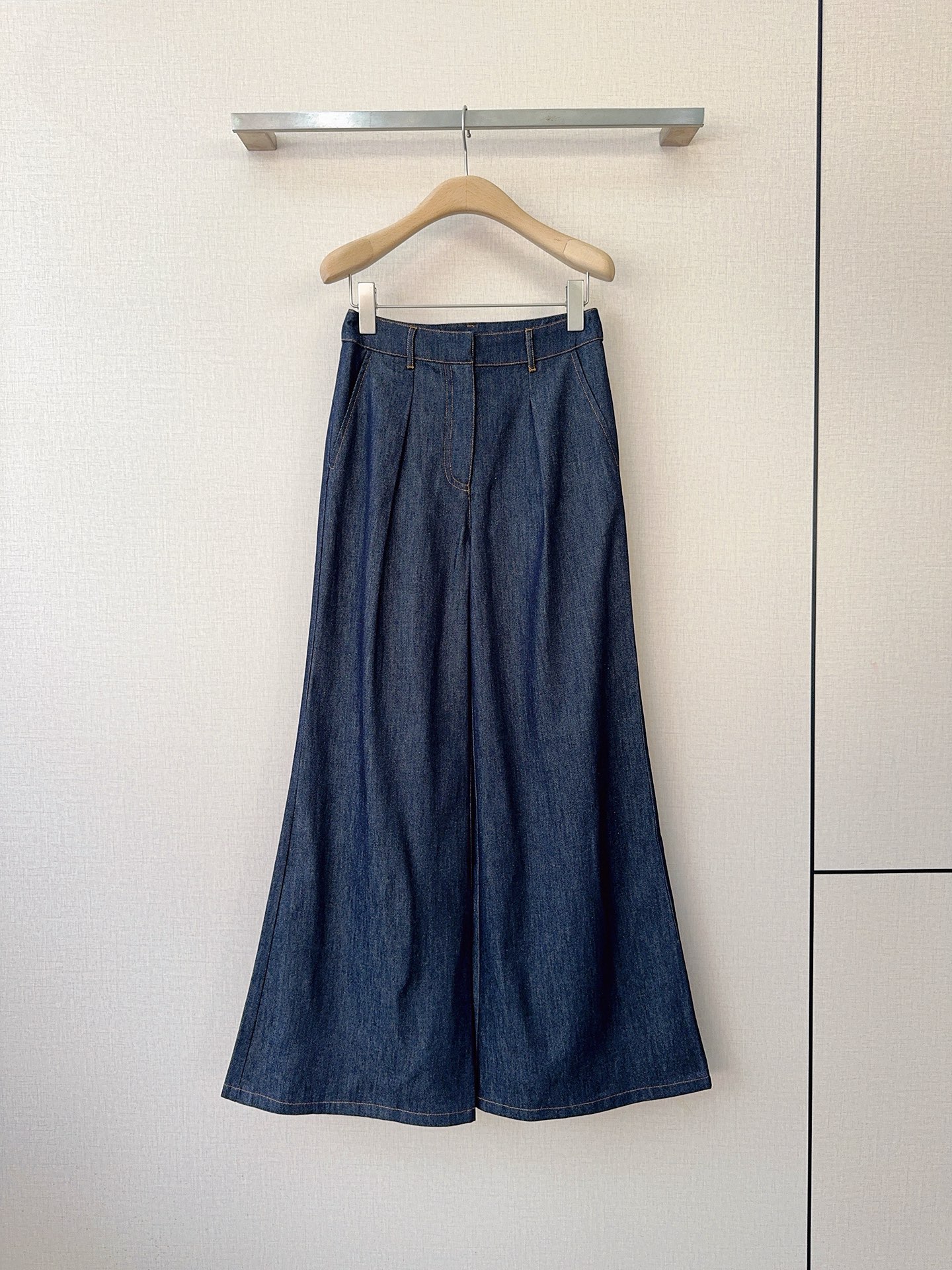 NO:776087,Dice Kayek's 26th new product recommendation~ Premium blue high-waisted pleated denim wide-leg pants, made of classic dark blue denim fabric, with a strong drape, suitable for wearing in many scenes. The high-waisted design is paired with front pleating technology to modify the leg shape. It can be matched with tops of the same series [happy] and can be worn in any occasion. Size SMLXL, K251206,, Women's Clothing,19860909Dice Kayek 26年新品推荐~ 高级蓝色高腰打褶牛仔阔腿裤,采用经典的深蓝色牛仔面料,垂坠感强,适合多场景穿着,高腰设计搭配前襟打褶工艺,修饰腿型,可搭配同系列上衣[愉快],任何场合都可适穿. 码数SMLXL,K251206,,女装,,Women's clothing