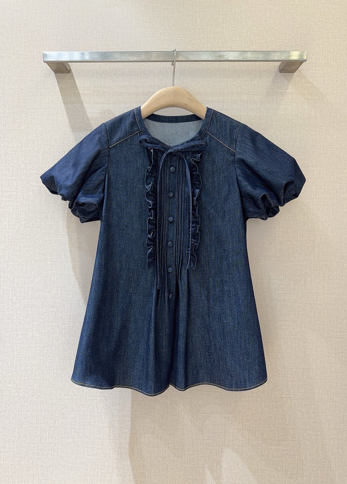 NO:776129,Dice Kayek’s new product recommendation for 26 years ~ High-end blue denim top, simple but not simple design aesthetics. There are no unnecessary decorations, only the texture and tailoring of denim win. The puff sleeves and A-line skirt modify the figure, while the buttons and ruffles on the front show the taste in the details. Size SMLXL, K251203,, women's clothing, skirts,19860909Dice Kayek 26年新品推荐~ 高级蓝色牛仔上衣,简约而不简单的设计美学.没有多余的装饰,只靠牛仔的质感与剪裁取胜.泡泡袖与 A字裙摆,修饰身形,而前襟的纽扣与荷叶边,又在细节处彰显品味. 码数SMLXL,K251203,,女装,skirts,,Women's clothing