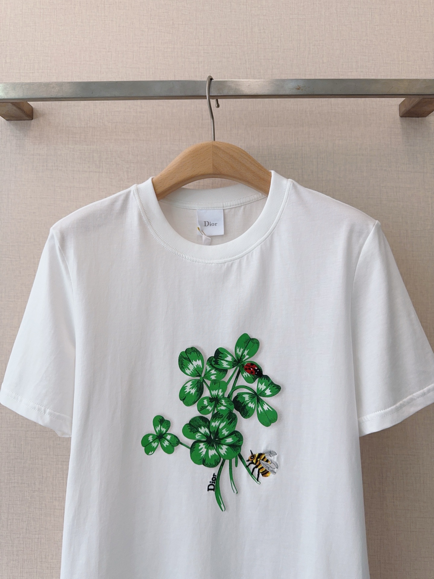🍀D家 26 新品春夏刺绣印花百搭t恤🆕❤️圆领印花T恤，采用纯棉面料精心制作，柔软透气，胸前四叶草➕蜜