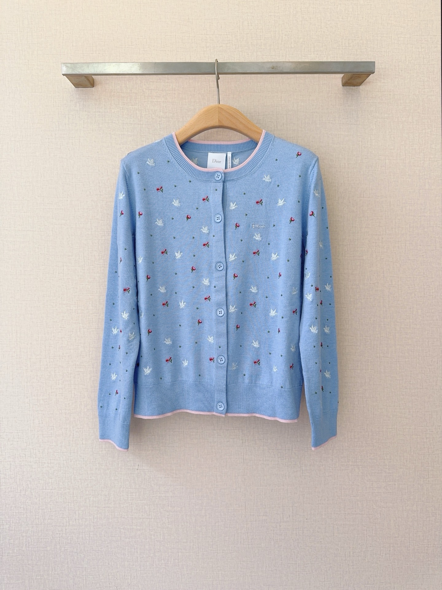 NO:779698,Dio*r knitted cardigan meets starry flower clusters, with blue and red branches and leaves scattered at random, giving it a sense of breathability. The classic round neck is decorated with contrasting pink edges, and the single-breasted design is simple and neat, taking into account the gentle texture and practicality. The spring layering atmosphere is full, unlocking the lazy and exquisite French girl style. Code number SMLXL, DF1129,, Dior-clothing, dior, dior,19860909Dio*r针织开衫邂逅星点花簇,蓝红枝叶错落分布,自带灵动呼吸感.经典圆领搭配撞色粉边点缀,单排扣设计简约利落,兼顾温柔质感与实穿性.春日叠穿氛围感拉满,解锁慵懒又精致的法式少女格调. 码数SMLXL,DF1129,,迪奥-服装,dior,dior,,Women's clothing