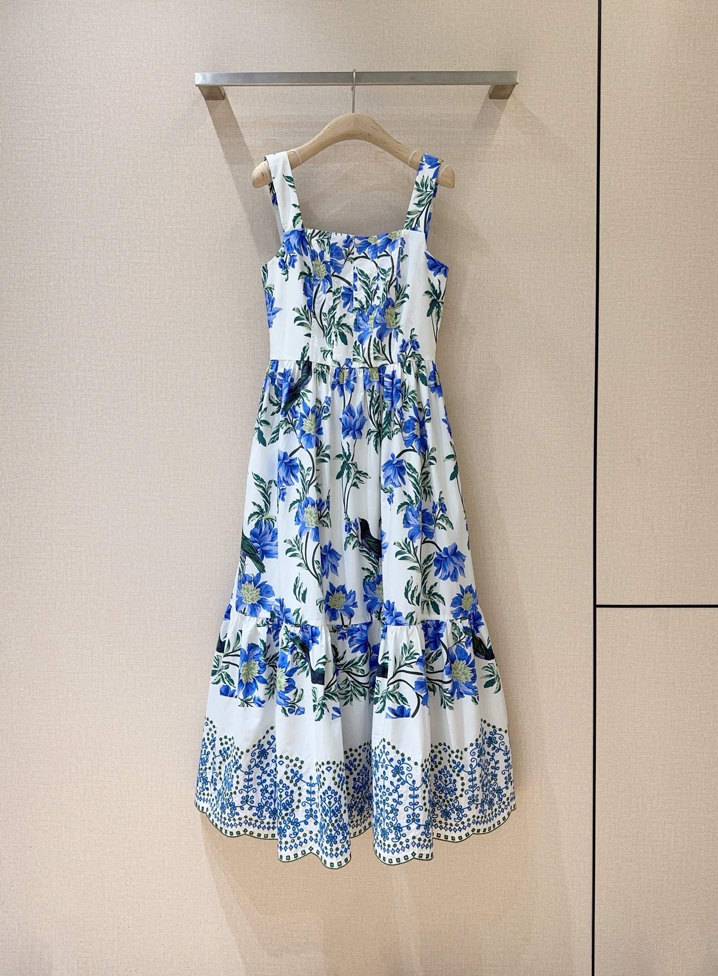 NO:787008,Kobi Halper*i*n white background with blue and purple flowers and green leaves and bird prints, the colors are fresh and bright, just like wearing an art painting on your body; the hem is exquisitely decorated with hollow embroidery to enhance the overall sophistication and design. Size SMLXL, K250903,, women's clothing, loro piana,19860909Kobi Halper*i*n白底搭配蓝紫花卉与绿叶飞鸟印花,色彩清新明快,宛如将艺术画作穿在身上；下摆精致镂空刺绣装饰,提升整体精致度与设计感. 码数SMLXL,K250903,,女装,loro piana,,Women's clothing