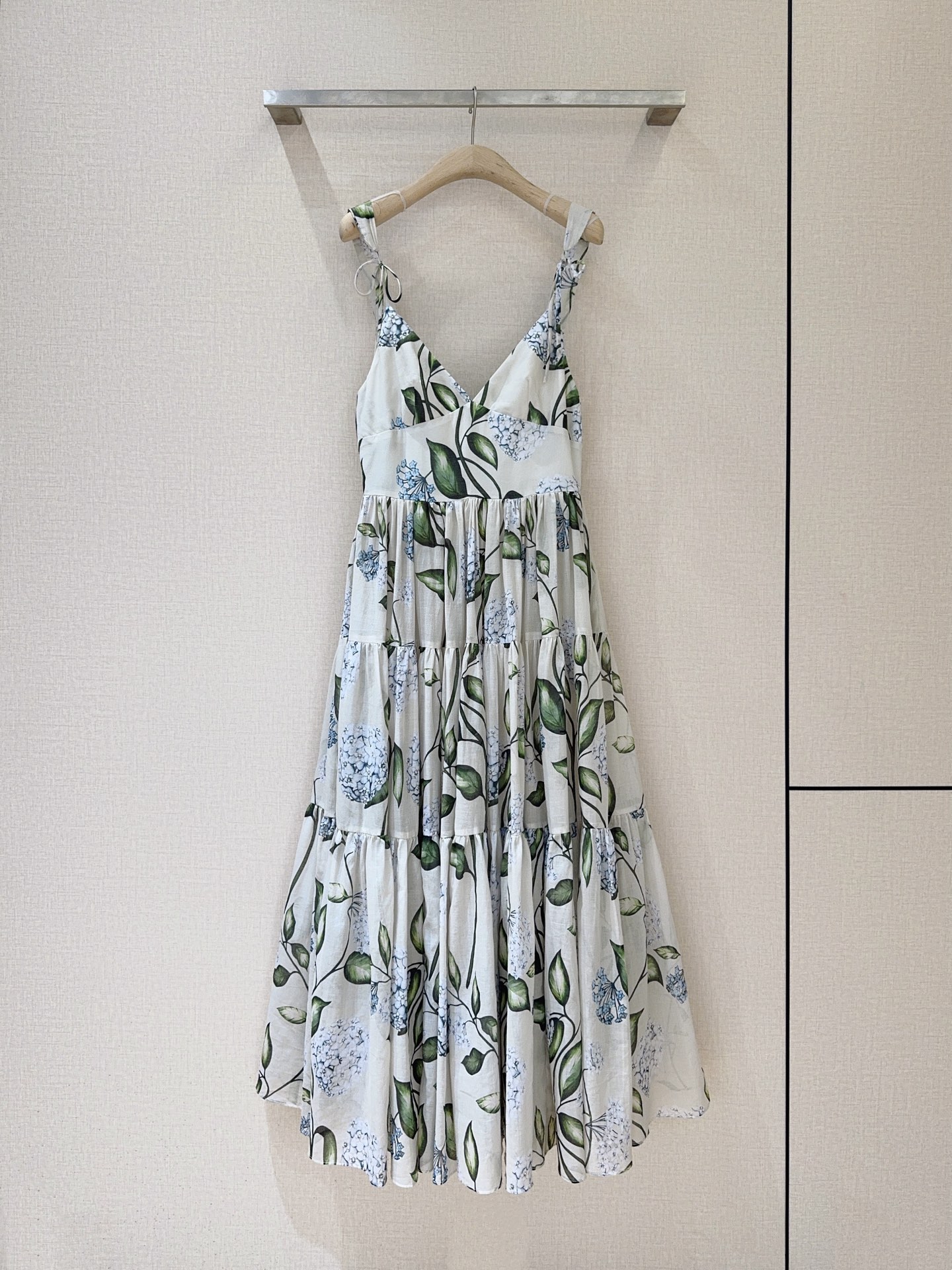 NO:783689,Oscar De La Rent*a floral print dress, new product recommendation... V-neck straps are adjustable, modifying the shoulder and neck lines, waist-cinching version, multi-layered cake skirt, light and breathable fabric, fresh and soft colors, adding to the overall sense of elegance and feminine charm. Size: SMLXL, K250921,, women's clothing, skirts,19860909Oscar De La Rent*a花卉印花连衣裙,新品推荐…… V领吊带可调节,修饰肩颈线条,收腰版型,多层蛋糕裙摆,轻薄透气面料,色调清新柔和,增加了整体的飘逸感和女性化韵味. 码数:SMLXL,K250921,,女装,skirts,,Women's clothing