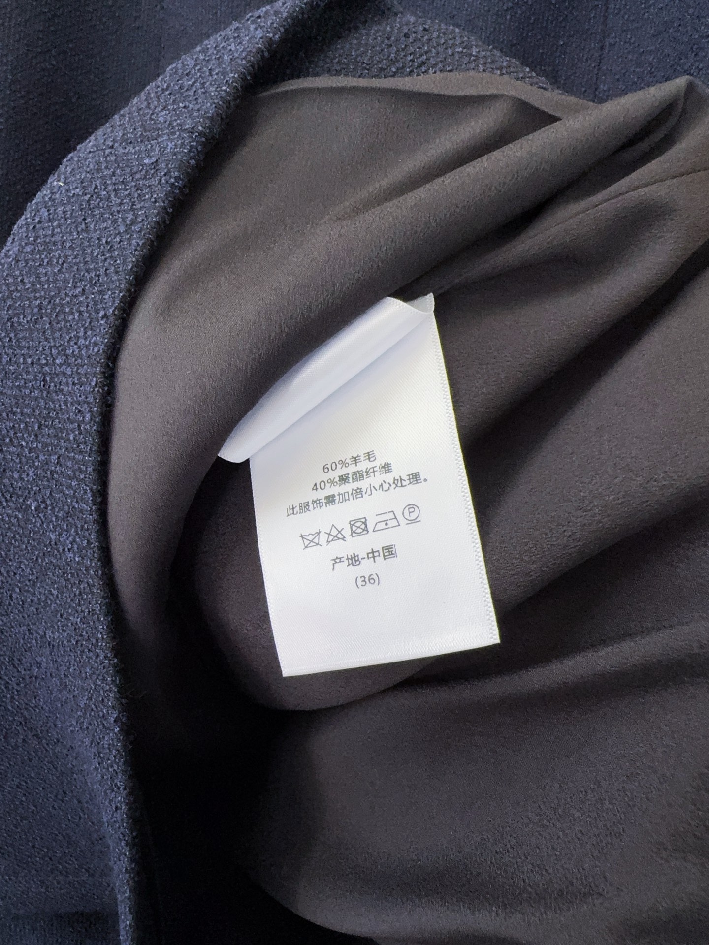 D家高腰直筒半身裙新品🆕[爱心]……采用粗花呢肌理感面料，高腰直筒剪裁，A字中长款设计，挺括有型，兼具保