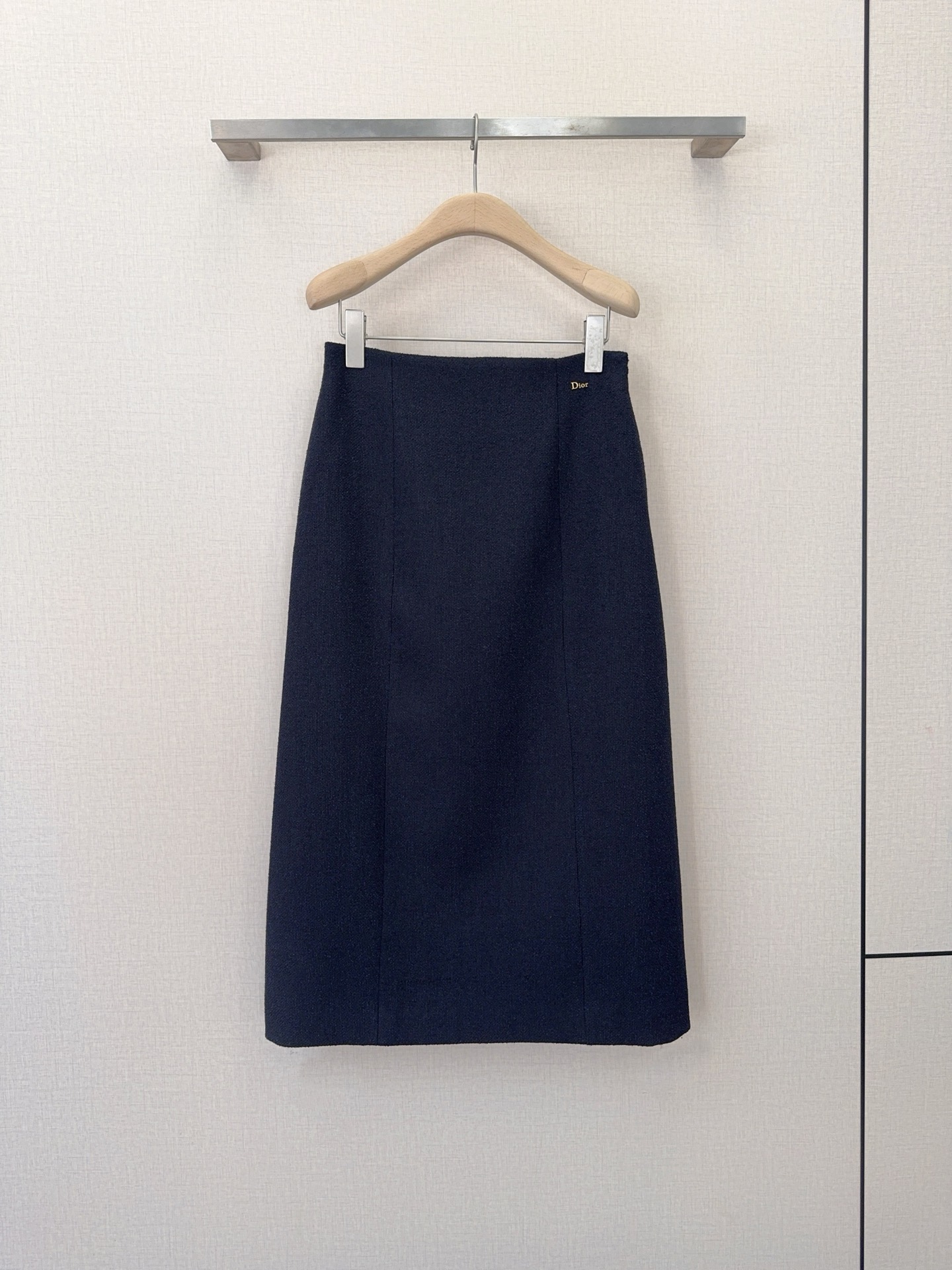 NO:779675,D's new high-waisted straight skirt [Love]... Made of tweed texture fabric, high-waisted straight cut, A-line mid-length design, crisp and stylish, both warm and high-end texture. Simple and elegant [Happy][Happy] Code number: SMLXL, K260117,, Dior-clothing, dior, dior, skirts,19860909D家高腰直筒半身裙新品[爱心]…… 采用粗花呢肌理感面料,高腰直筒剪裁,A字中长款设计,挺括有型,兼具保暖与高级质感.简约大气[愉快][愉快] 码数:SMLXL,K260117,,迪奥-服装,dior,dior,skirts,,Women's clothing