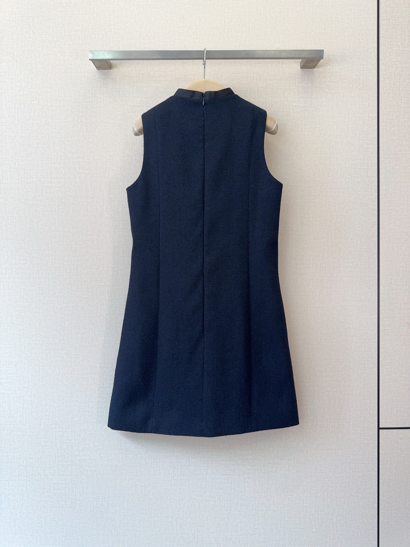 D家小香风无袖连衣裙👗新品🆕[爱心]……采用粗花呢肌理感面料，小立领+侧边缎面蝴蝶结，搭配金属小扣点缀，