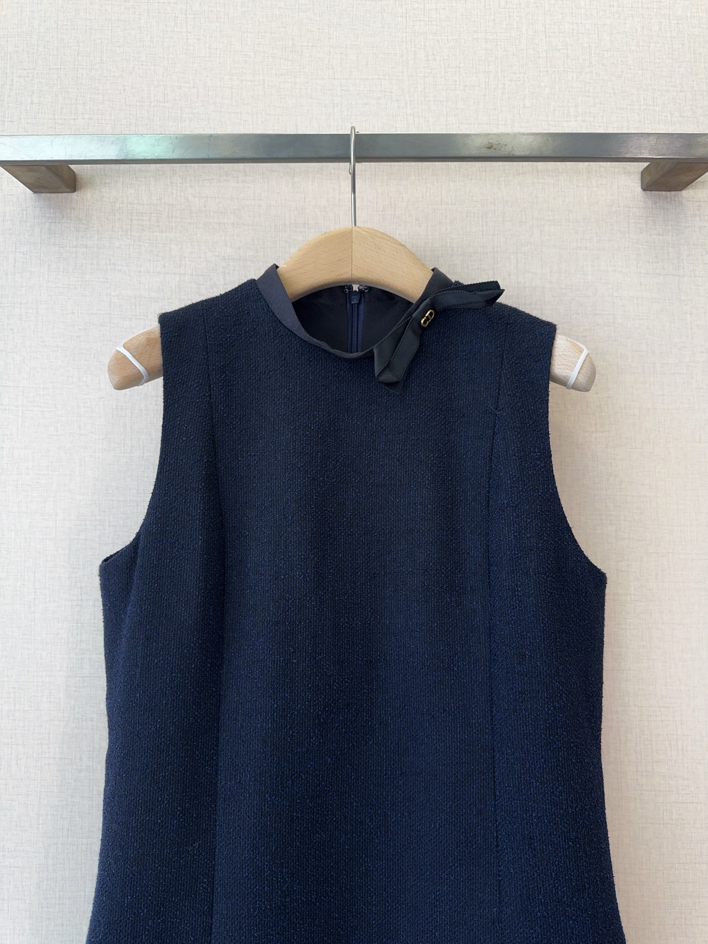 D家小香风无袖连衣裙👗新品🆕[爱心]……采用粗花呢肌理感面料，小立领+侧边缎面蝴蝶结，搭配金属小扣点缀，