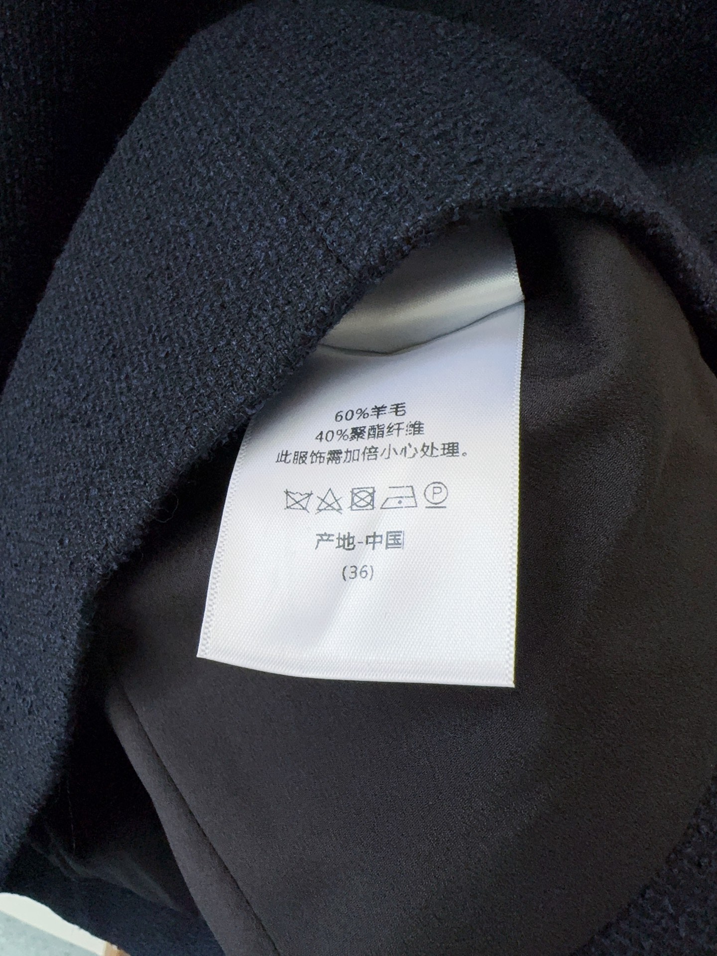 D家小香风无袖连衣裙👗新品🆕[爱心]……采用粗花呢肌理感面料，小立领+侧边缎面蝴蝶结，搭配金属小扣点缀，