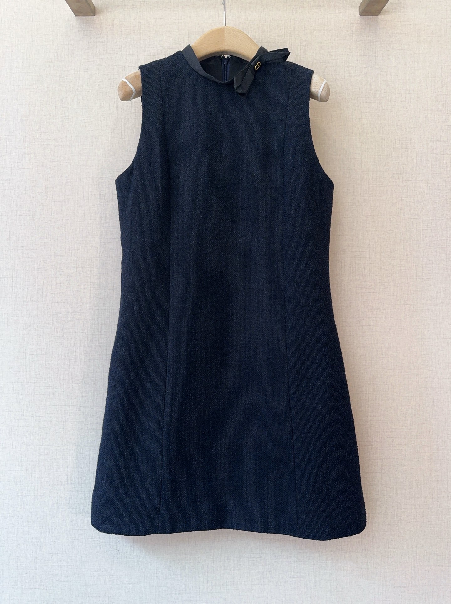 D家小香风无袖连衣裙👗新品🆕[爱心]……采用粗花呢肌理感面料，小立领+侧边缎面蝴蝶结，搭配金属小扣点缀，