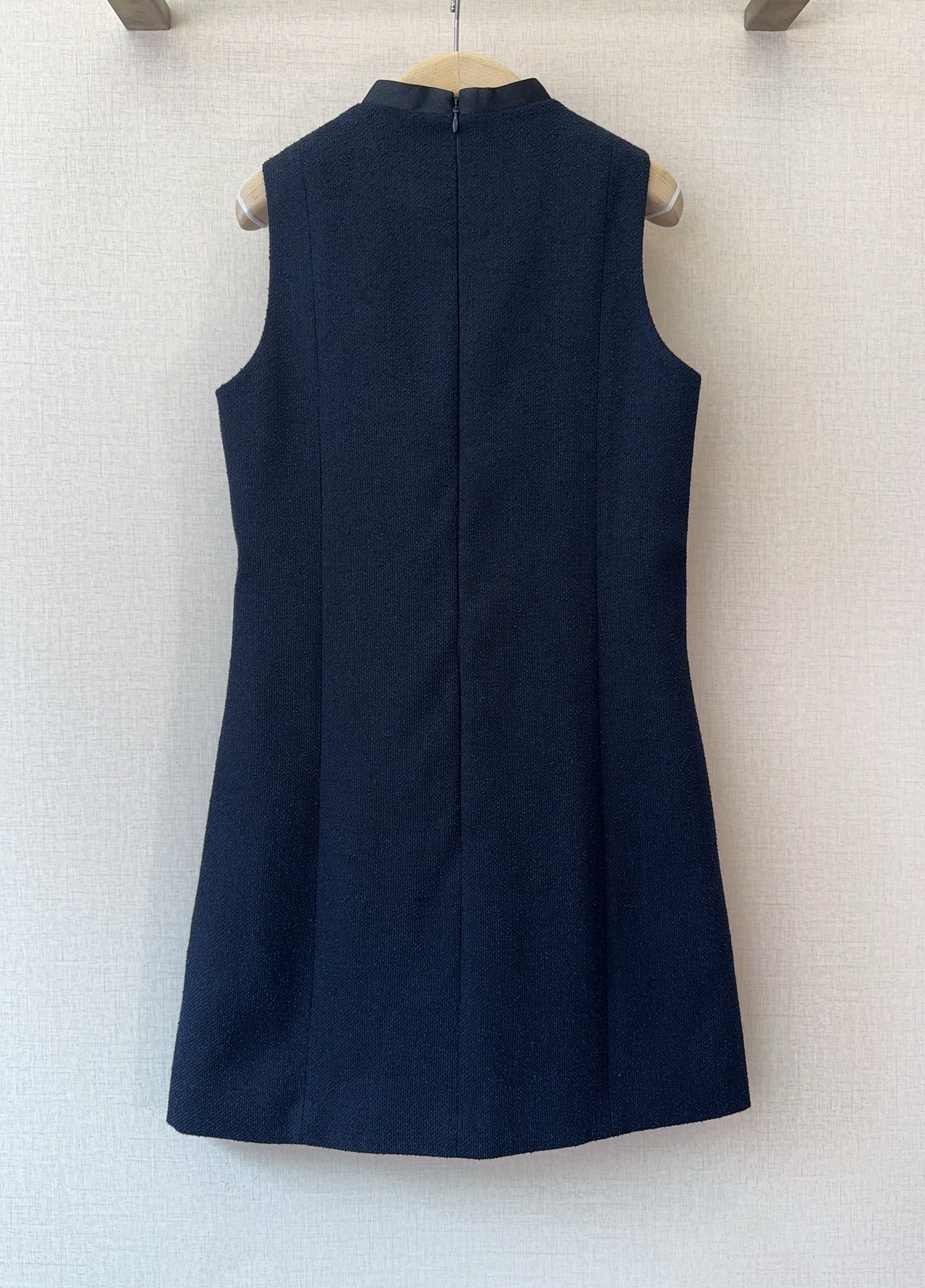 D家小香风无袖连衣裙👗新品🆕[爱心]……采用粗花呢肌理感面料，小立领+侧边缎面蝴蝶结，搭配金属小扣点缀，