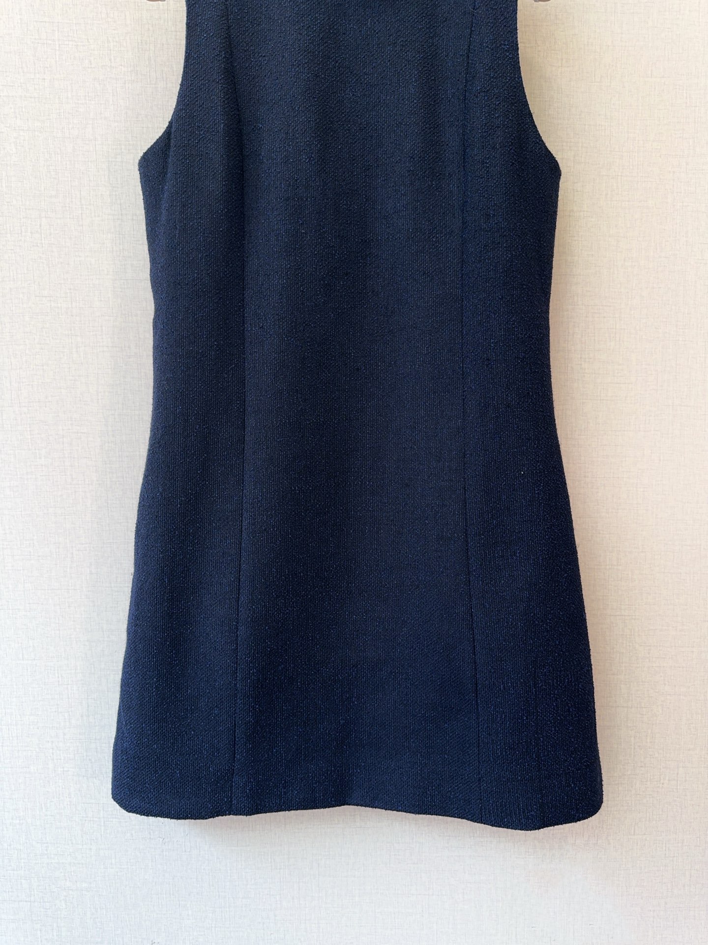 D家小香风无袖连衣裙👗新品🆕[爱心]……采用粗花呢肌理感面料，小立领+侧边缎面蝴蝶结，搭配金属小扣点缀，