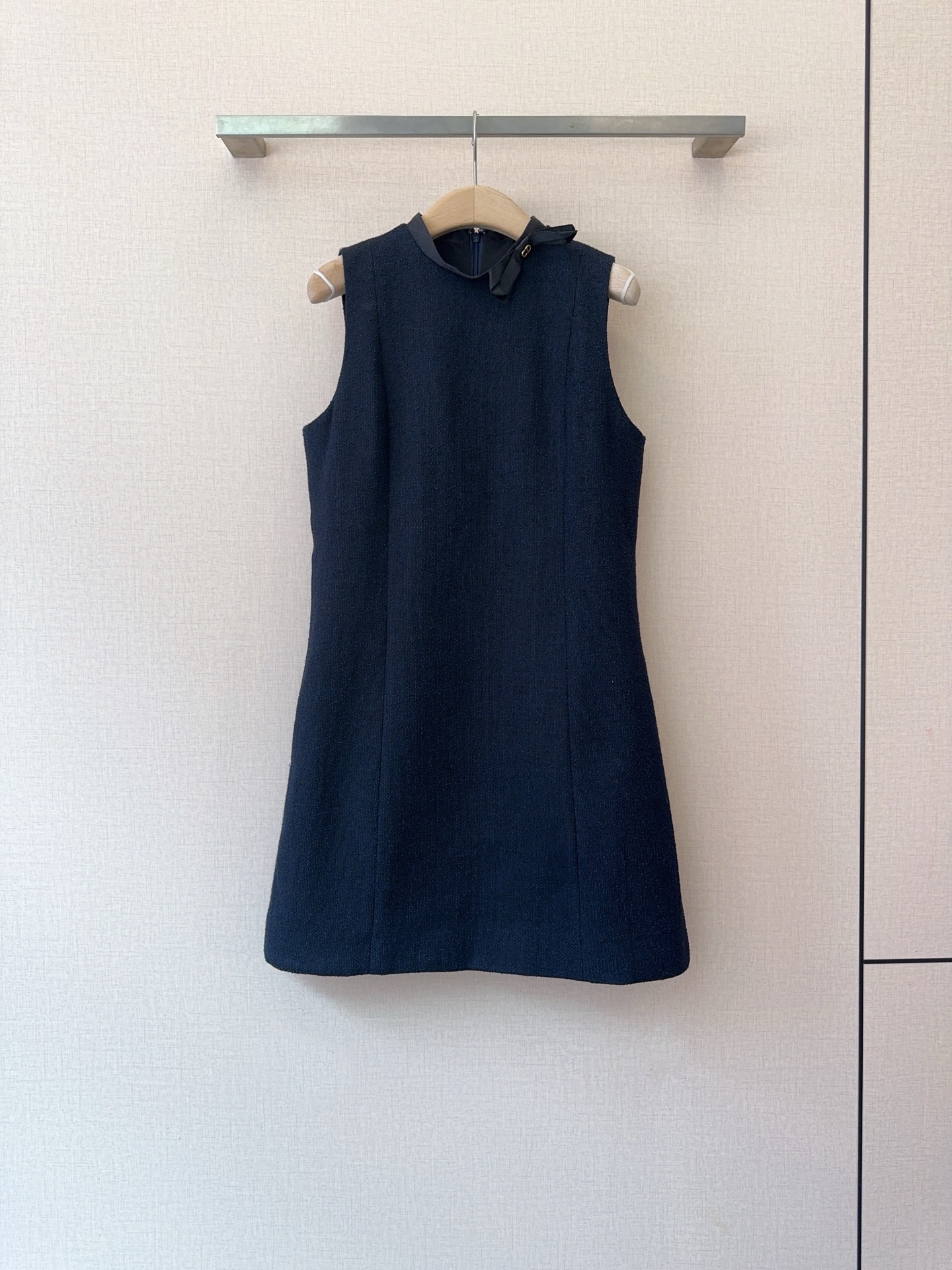 NO:779670,D's new Xiaoxiangfeng sleeveless dress [Love]... It is made of tweed texture fabric, small stand-up collar + side satin bow, with small metal buckle embellishment, three-dimensional tailoring with waist and A swing shape, the upper body is slimming. The hidden zipper design on the back has a sweet and salty retro French elegance! A white and rich must-have item!  Size:SMLXL,K260115,,Dior-clothing,dior,dior,skirts,19860909D家小香风无袖连衣裙新品[爱心]…… 采用粗花呢肌理感面料,小立领+侧边缎面蝴蝶结,搭配金属小扣点缀,立体剪裁系腰A摆版型上身巨显瘦.后背隐形拉链设计,可甜可盐复古法式优雅气质! 白富美必备单品！ 码数:SMLXL,K260115,,迪奥-服装,dior,dior,skirts,,Women's clothing