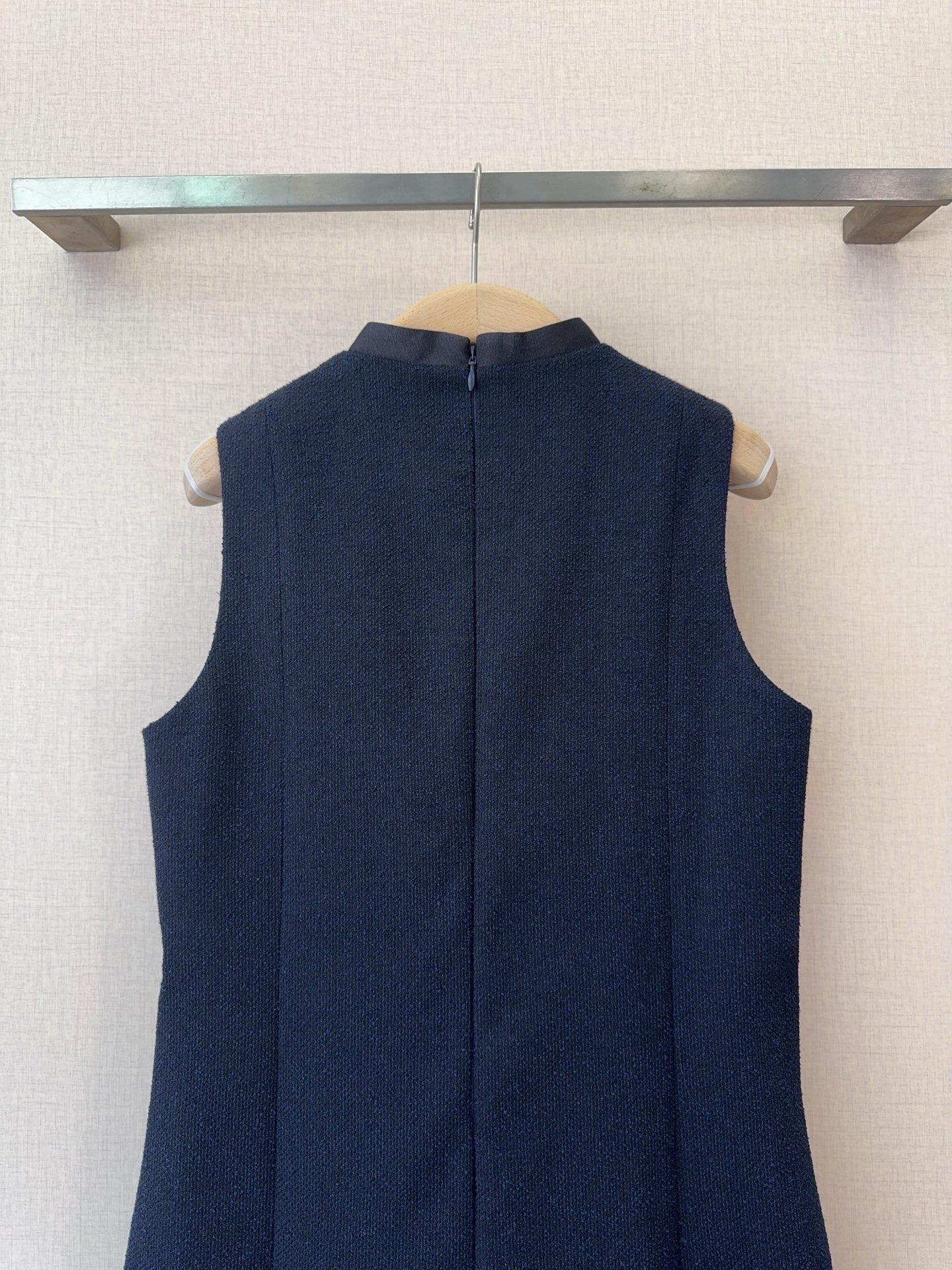 D家小香风无袖连衣裙👗新品🆕[爱心]……采用粗花呢肌理感面料，小立领+侧边缎面蝴蝶结，搭配金属小扣点缀，