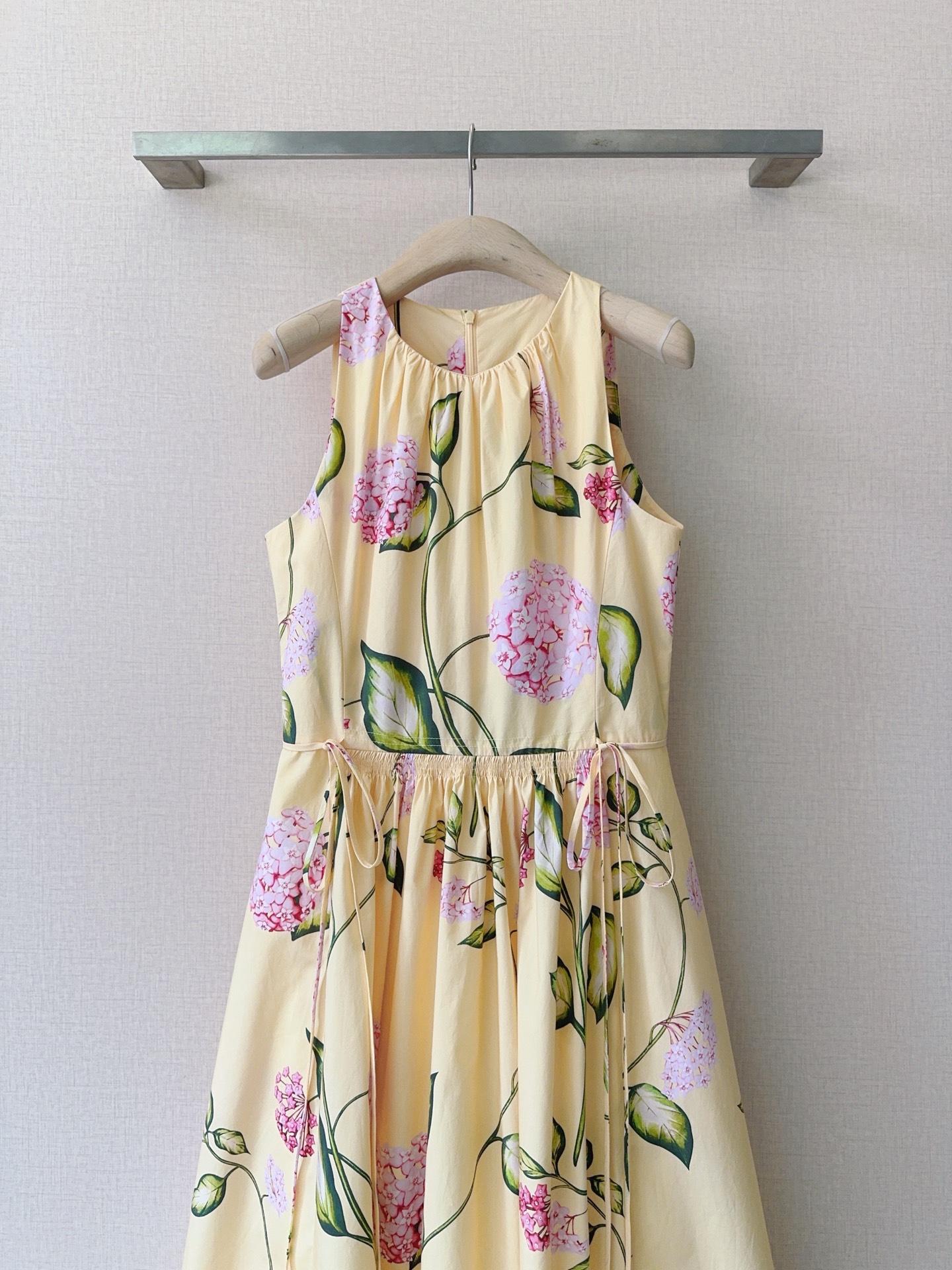 🌸Oscar de la Renta 印花连衣裙，新品推荐[爱心][爱心]……无袖圆领设计，露出纤细肩臂