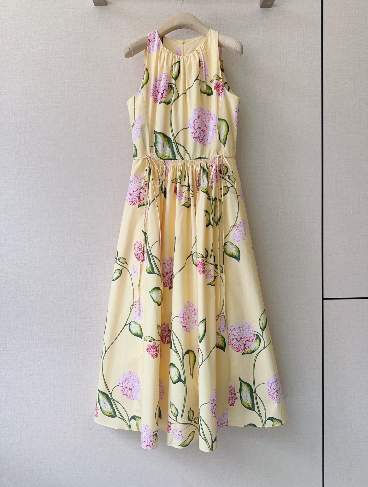 🌸Oscar de la Renta 印花连衣裙，新品推荐[爱心][爱心]……无袖圆领设计，露出纤细肩臂