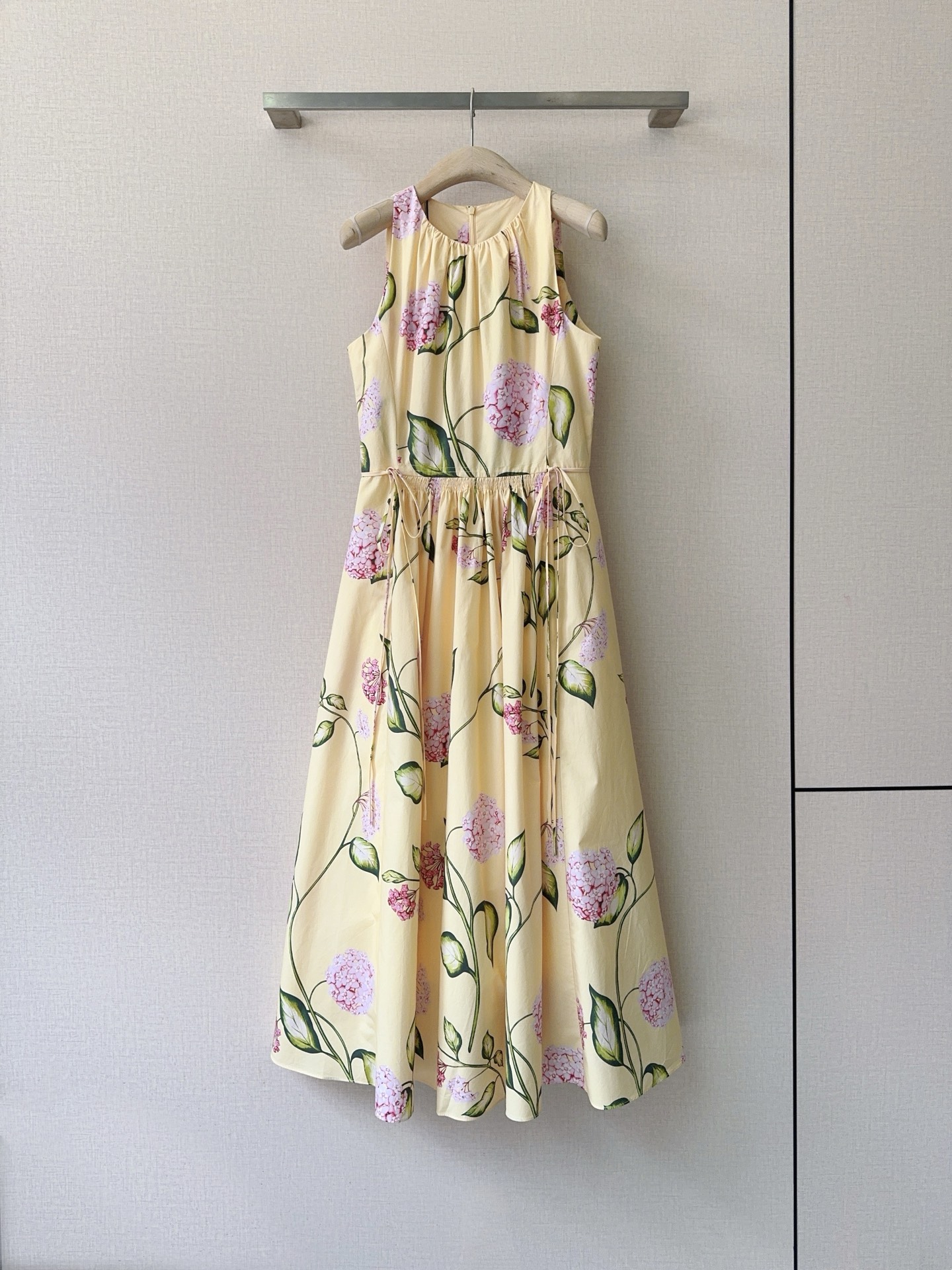 NO:783674,Oscar de la Renta printed dress, new product recommendation [love][love]... Sleeveless round neck design, revealing slender shoulders and arms, highlighting the neck line; light yellow background with purple and pink flowers, full of spring atmosphere. A-line large skirt, slimming and covering the flesh. Suitable for daily life or vacation, easy to create a romantic look. Size SMLXL, K260116,, women's clothing, skirts,19860909Oscar de la Renta 印花连衣裙,新品推荐[爱心][爱心]…… 无袖圆领设计,露出纤细肩臂,凸显颈部线条；淡黄色底色配紫粉花卉,春日氛围感拉满. A字大裙摆,显瘦遮肉.日常或度假都很适合,轻松打造浪漫造型. 码数SMLXL,K260116,,女装,skirts,,Women's clothing