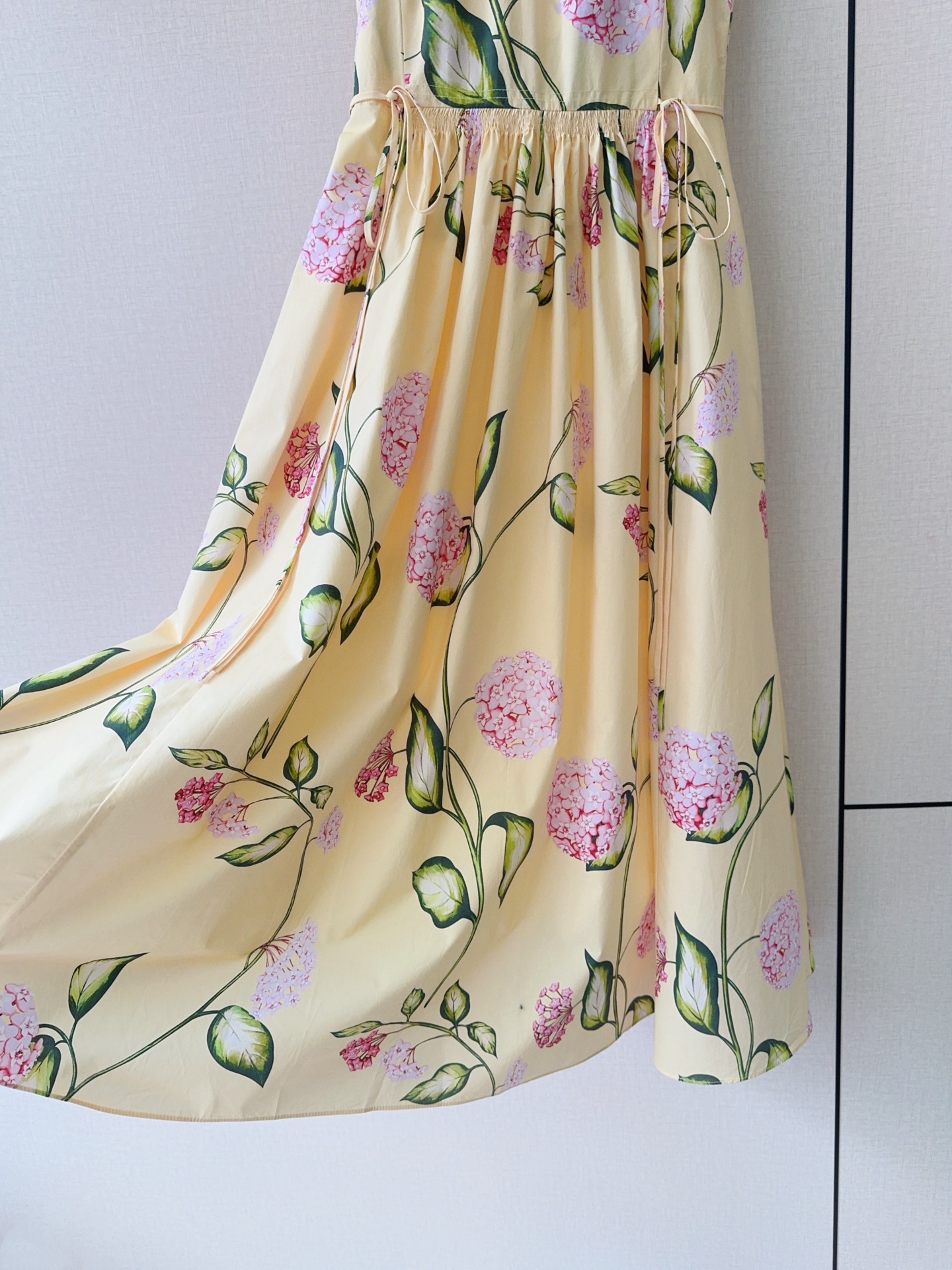 🌸Oscar de la Renta 印花连衣裙，新品推荐[爱心][爱心]……无袖圆领设计，露出纤细肩臂