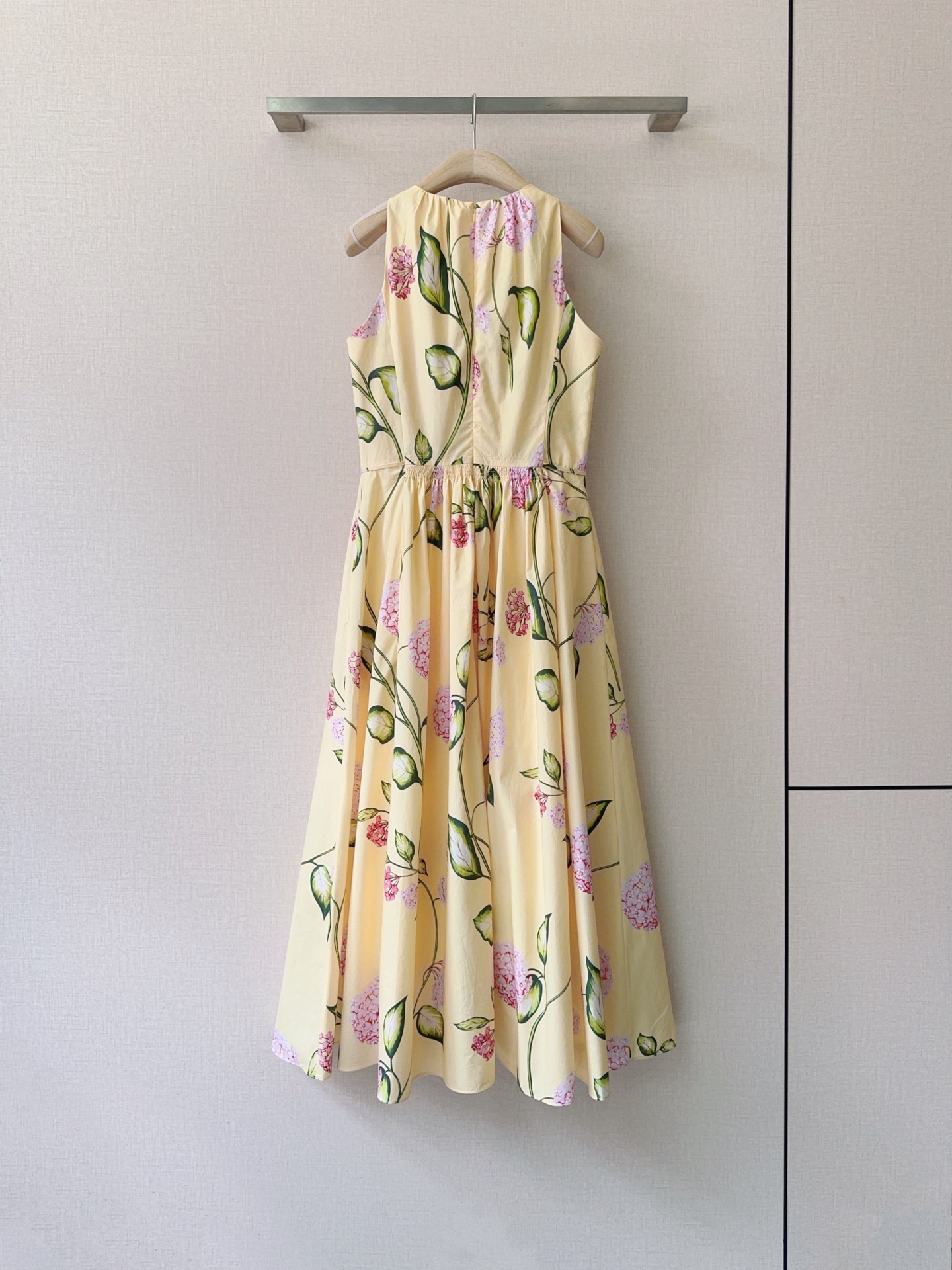 🌸Oscar de la Renta 印花连衣裙，新品推荐[爱心][爱心]……无袖圆领设计，露出纤细肩臂