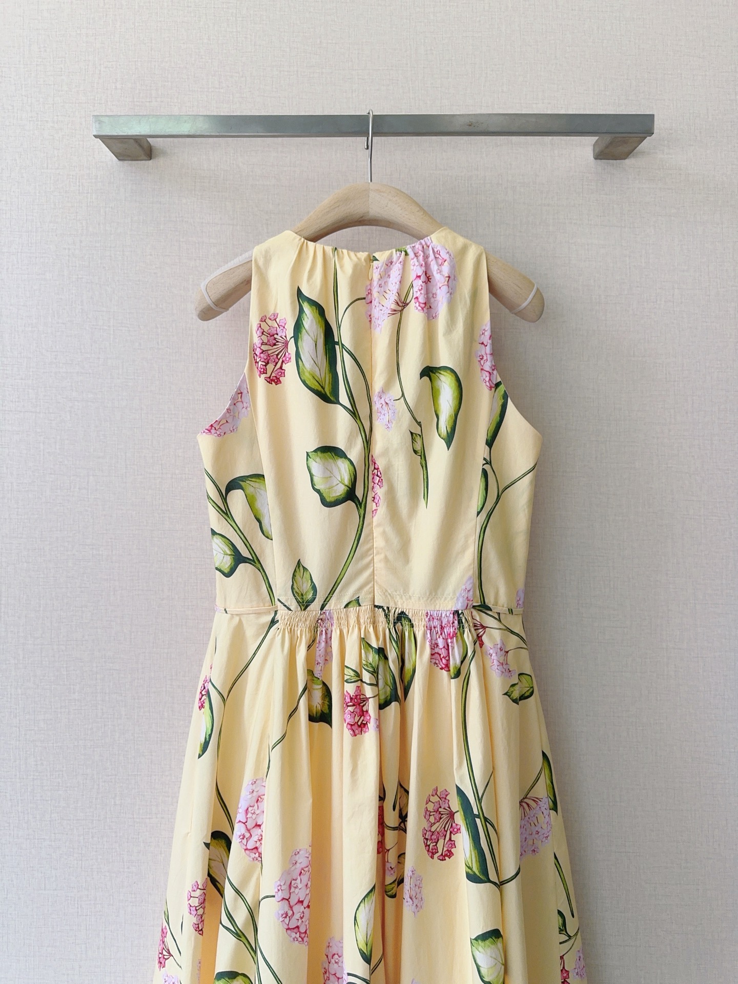 🌸Oscar de la Renta 印花连衣裙，新品推荐[爱心][爱心]……无袖圆领设计，露出纤细肩臂
