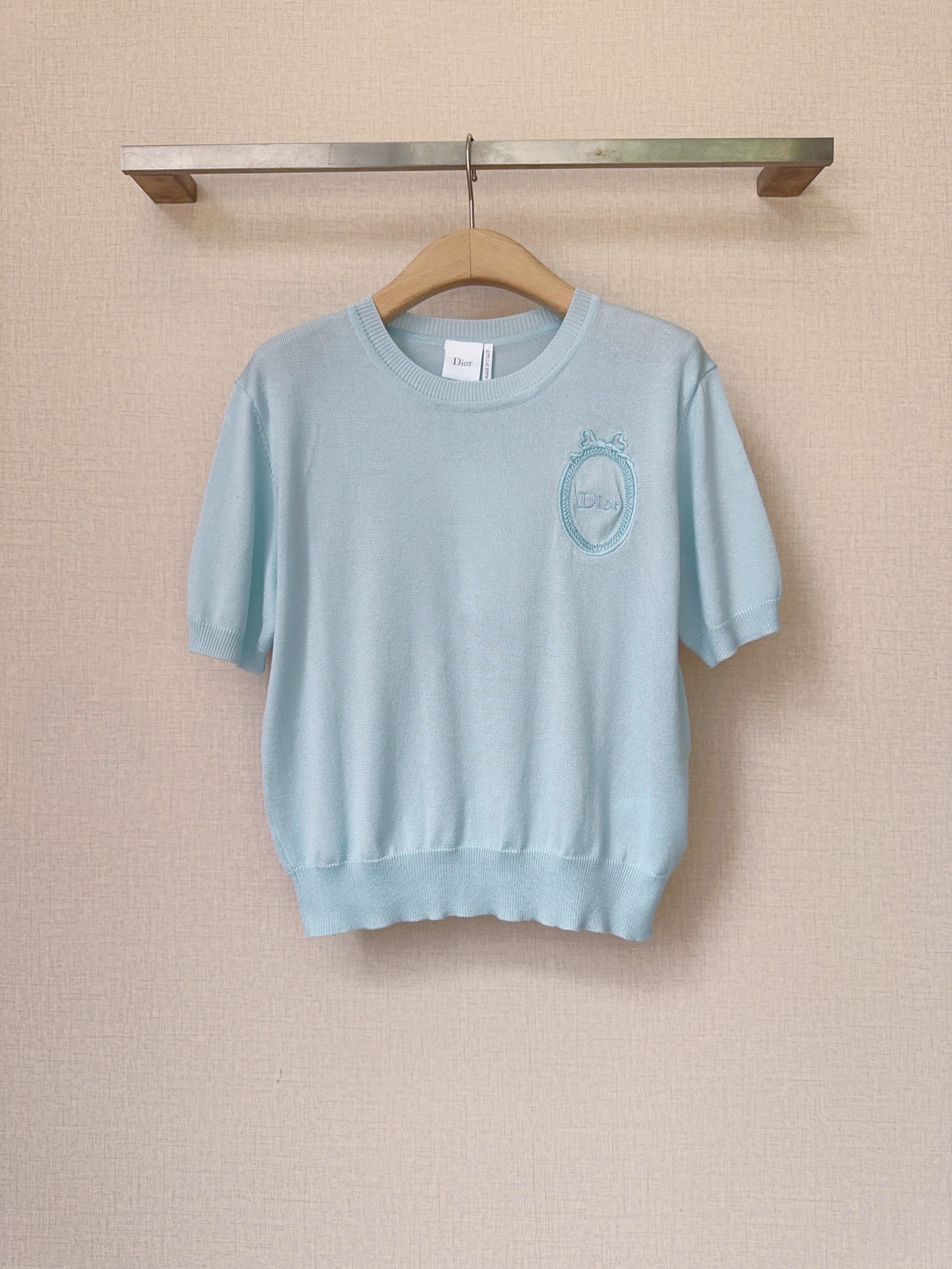 NO:779695,D's new spring and summer short-sleeved sweater... Made of fine knitted fabric, soft and breathable to the touch, suitable for spring and summer wear, with both comfort and luxury. Round neck design, short fit, ribbed collar, cuffs and hem, simple and versatile, pair with jeans or skirts to easily get a refreshing summer look!  Size:S,M,L,DF1130,,Dior-clothing,dior,dior,skirts,jeans,T-shirt,19860909D家春夏短袖新款针织衫…… 采用细腻针织面料,触感柔软透气,适合春夏季节穿着,兼具舒适感与高级感. 圆领设计,短款合身版型,罗纹收边的领口、袖口与下摆,简约又百搭,搭配牛仔裤或短裙,轻松get夏日清爽look！ 码数:S,M,L,DF1130,,迪奥-服装,dior,dior,skirts,jeans,T-shirt,,Women's clothing