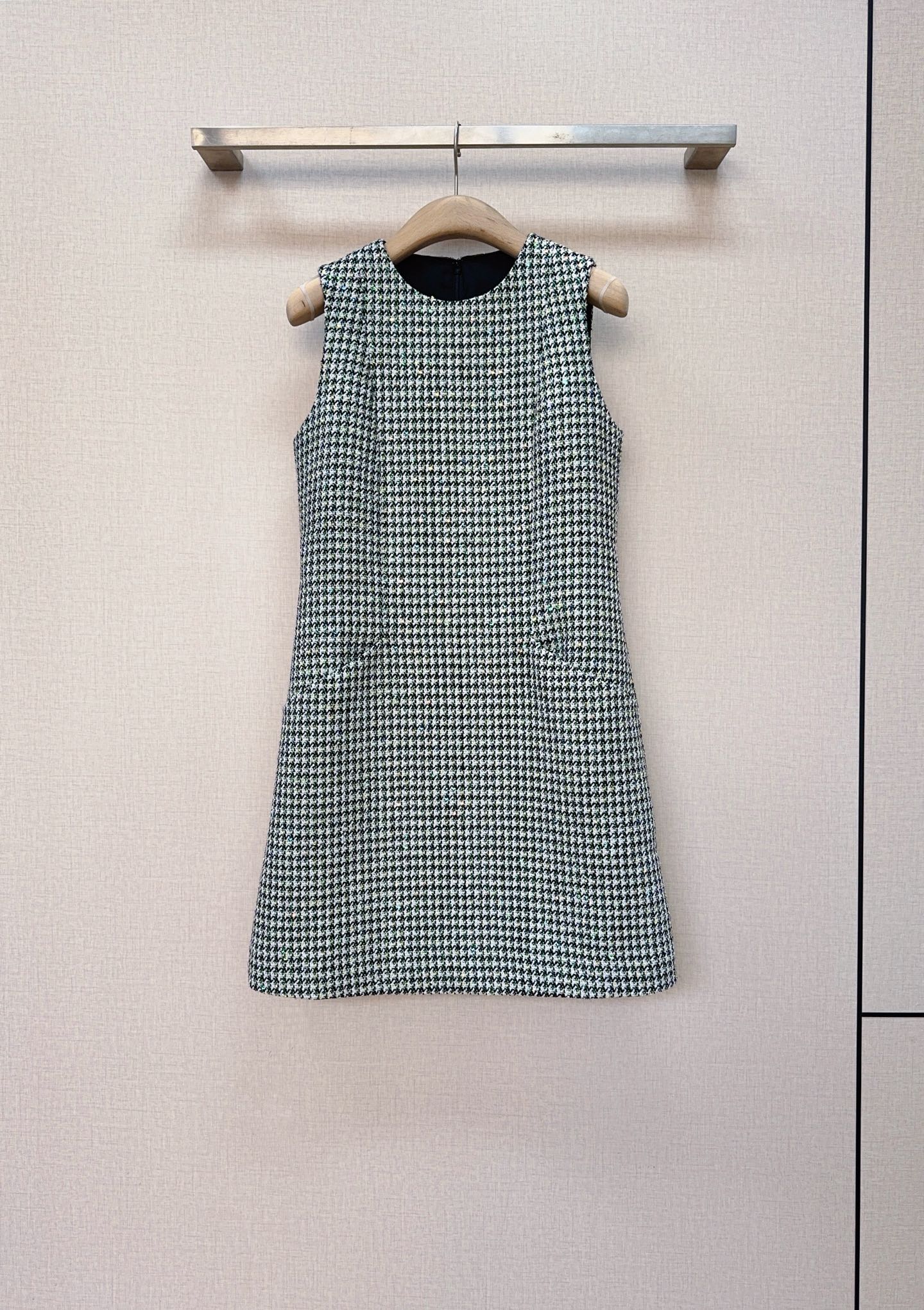 NO:779611,Recommended new products of the D family houndstooth sleeveless A-line vest dress... It adopts classic black and white plaid pattern, simple and elegant, the A-line skirt is loose and not close to the body, the fabric is tweed or blended, the texture is crisp, and the back invisible zipper design is OK to match with a jacket or sweater. It is fashionable and practical, and can easily create a high-end look. Size SMLXL, K260131,, Dior-clothing, dior, dior, skirts, jackets & coats,19860909D家千鸟格无袖A字背心连衣裙新品推荐…… 采用经典黑白格纹,简约大方,A字裙摆宽松不贴身,面料为粗花呢或混纺,质感挺括,后背隐形拉链设计,搭配外套或针织衫都很OK,时尚又实用,轻松打造高级感穿搭. 码数SMLXL,K260131,,迪奥-服装,dior,dior,skirts,jackets & coats,,Women's clothing