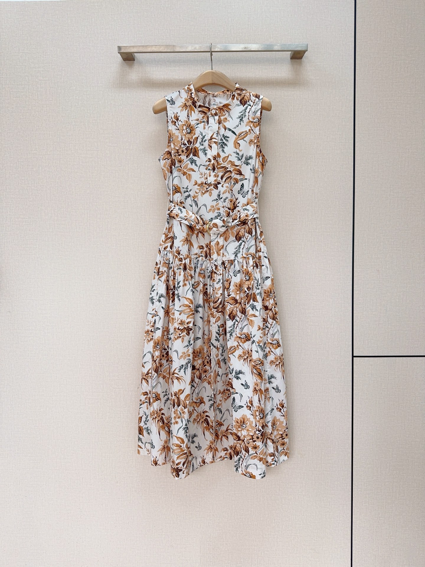 NO:783735,Recommendations for Cara Car*a's new dress... Sleeveless stand-up collar design, half placket buttons, metal buckle of the same fabric belt, can be freely adjusted for tightness, large skirt with strong drape, covering the flesh and making you look slimmer, warm brown flowers that are not flattering on the figure, and are tolerant. Pair it with a straw bag and sandals to create a relaxed holiday look. Size SMLXL, K260321,, women's clothing, sandals, espadrilles, skirts,19860909Cara Car*a新品连衣裙推荐…… 无袖立领设计,半开襟纽扣,同面料腰带金属扣,可自由调节松紧,大摆裙摆垂坠感强,遮肉显瘦,暖棕花卉不挑身材,包容性强,搭配草编包、凉鞋,打造松弛感度假造型. 码数SMLXL,K260321,,女装,sandals,espadrilles,skirts,,Women's clothing