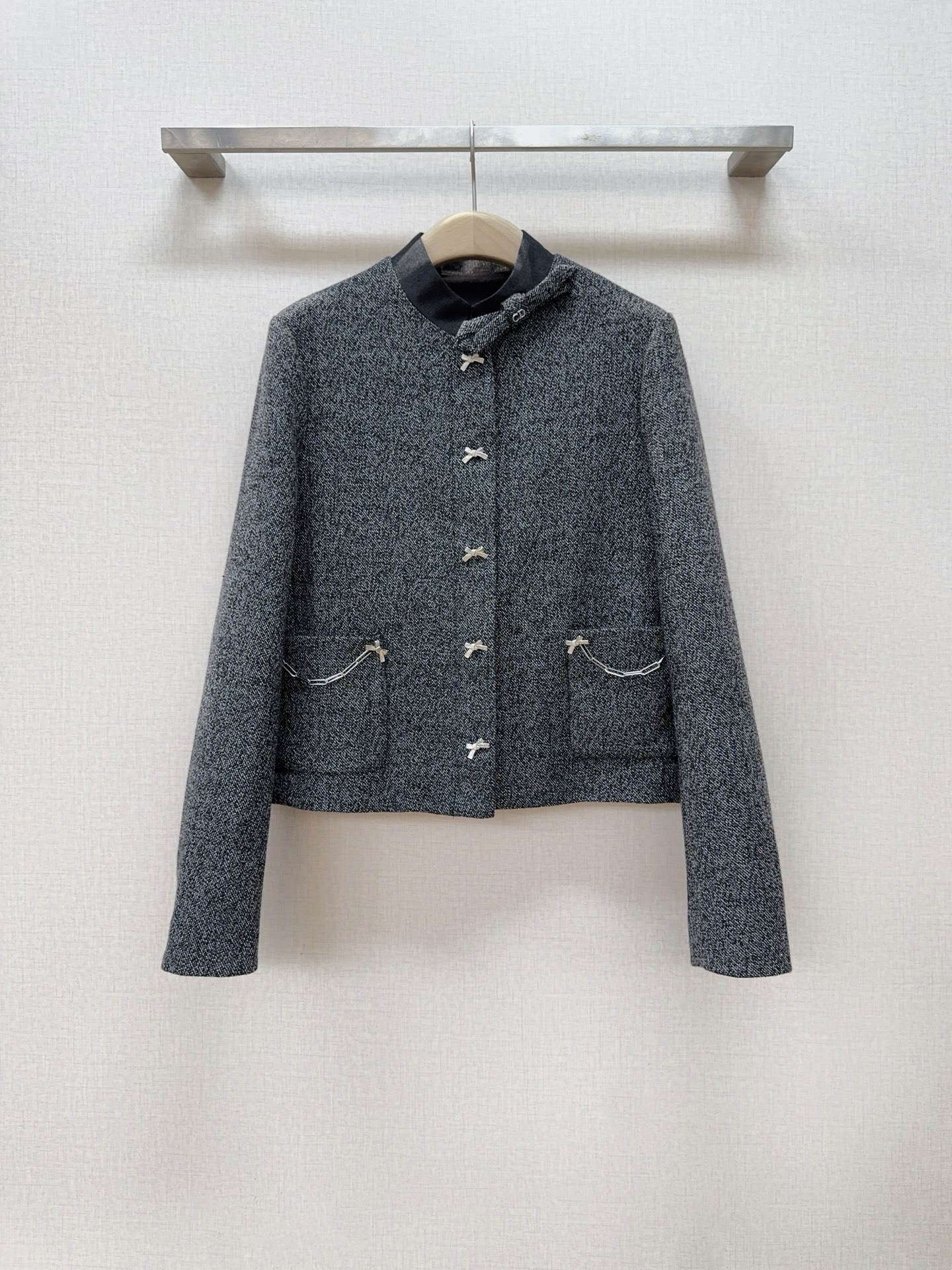 NO:779691,Recommended new product of D's French style short jacket [Love][Love] Short high-waisted design, making you look taller and slimmer, small lapel design, bow decoration on the right side, adding a sense of sophistication and girlishness. The placket uses metal bow-shaped buttons, and the edges of the pockets are decorated with metal chains, which is fresh and gentle, suitable for the spring atmosphere, and more youthful and energetic. Size SMLXL, K260132,, Dior-clothing, dior, dior, jackets & coats,19860909D家法式小香风短款外套新品推荐[爱心][爱心] 短款高腰设计,显高又显瘦,小翻领设计,右侧蝴蝶结装饰,增添精致感与少女感. 门襟采用金属蝴蝶结造型纽扣,口袋边缘搭配金属链条装饰,清新温柔,适配春日氛围,更显年轻活力. 码数SMLXL,K260132,,迪奥-服装,dior,dior,jackets & coats,,Women's clothing