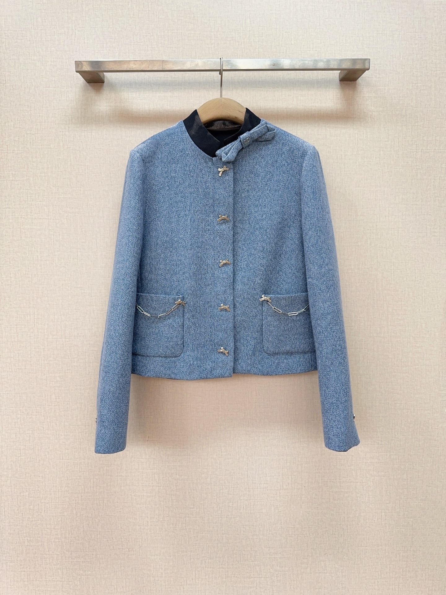NO:779679,Recommended new product of D's French style short jacket [Love][Love] Short high-waisted design, making you look taller and slimmer, small lapel design, bow decoration on the right side, adding a sense of sophistication and girlishness. The placket uses metal bow-shaped buttons, and the edges of the pockets are decorated with metal chains, which is fresh and gentle, suitable for the spring atmosphere, and more youthful and energetic. Size SMLXL, K260132,, Dior-clothing, dior, dior, jackets & coats,19860909D家法式小香风短款外套新品推荐[爱心][爱心] 短款高腰设计,显高又显瘦,小翻领设计,右侧蝴蝶结装饰,增添精致感与少女感. 门襟采用金属蝴蝶结造型纽扣,口袋边缘搭配金属链条装饰,清新温柔,适配春日氛围,更显年轻活力. 码数SMLXL,K260132,,迪奥-服装,dior,dior,jackets & coats,,Women's clothing