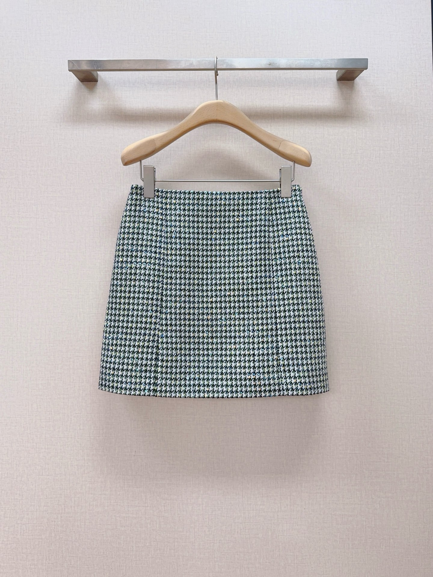 NO:779616,Recommended new product of D family houndstooth skirt [Love] [Love]... Classic houndstooth pattern, retro and fashionable!  The A-line shape makes your legs slimmer and flatters your legs. It can be matched with a series of jackets. The complete set gives you a sense of luxury. It is smart for commuting and can be easily managed in formal occasions. Size SMLXL, K260130,, Dior-clothing, dior, dior, skirts, jackets & coats,19860909D家千鸟格半身裙新品推荐[爱心][爱心]…… 经典千鸟格纹,复古又时髦！A字版型显瘦又修饰腿型,可搭配系列外套,成套穿搭高级感拉满,通勤干练,正式场合也能轻松驾驭. 码数SMLXL,K260130,,迪奥-服装,dior,dior,skirts,jackets & coats,,Women's clothing