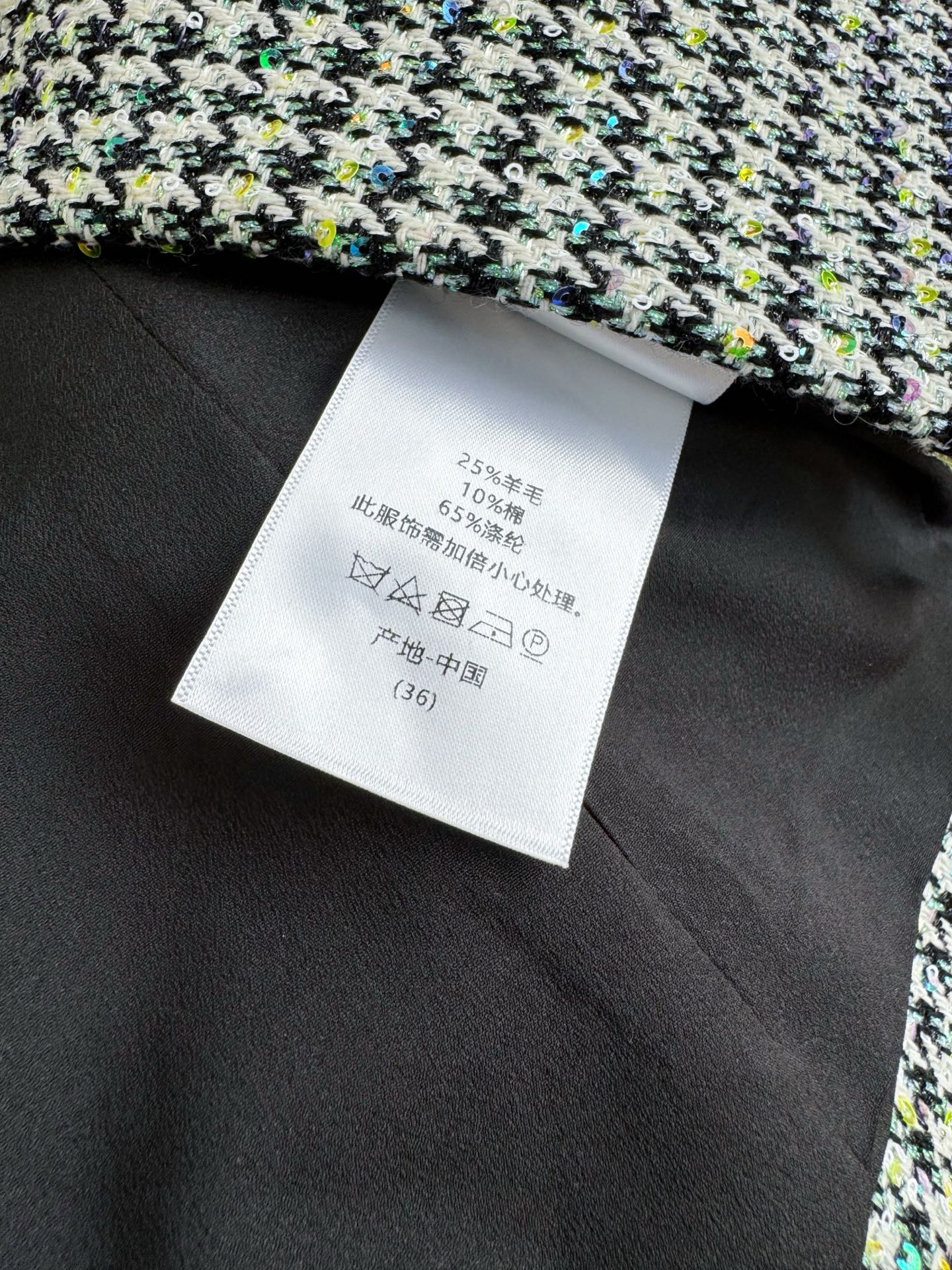 ✨D家千鸟格西装外套新品推荐[爱心][爱心]……千鸟格收腰西装，经典黑白千鸟格纹，羊毛混纺粗花呢材质，质
