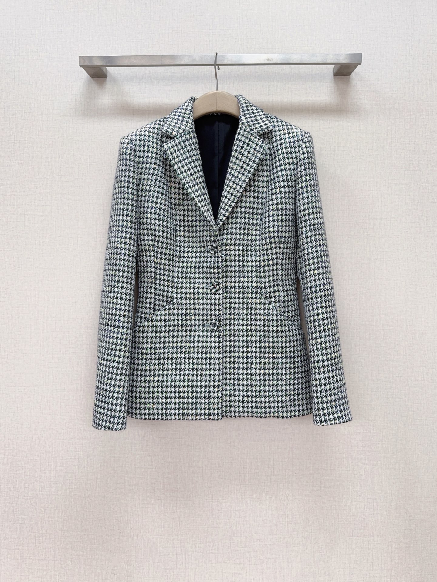 NO:779620,Recommended new product of D family houndstooth suit jacket [Love][Love]... Houndstooth waist suit, classic black and white houndstooth pattern, wool blended tweed material, crisp and comfortable texture. Timeless retro elements, with a sense of luxury and intellectual temperament, suitable for a variety of dressing styles, waist cut, single row of two buttons, capable and elegant, suitable for the workplace, daily life, dating, etc., it is a versatile item in the wardrobe.  Size SMLXL,K260128,,Dior-clothing,dior,dior,jackets & coats,business suit,19860909D家千鸟格西装外套新品推荐[爱心][爱心]…… 千鸟格收腰西装,经典黑白千鸟格纹,羊毛混纺粗花呢材质,质感挺括又舒适.永不过时的复古元素,自带高级感与知性气质,适配多种穿搭风格,收腰剪裁,单排两粒扣,干练优雅,适配职场、日常、约会等,是衣橱里的百搭刚需款. 码数SMLXL,K260128,,迪奥-服装,dior,dior,jackets & coats,business suit,,Women's clothing
