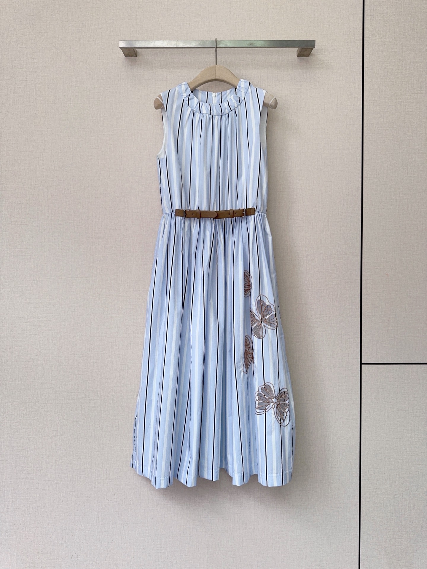 NO:779636,Dice Kayek blue and white striped butterfly embroidered sleeveless dress new product recommendation... Made of light blue vertical stripes, light and breathable fabric, super comfortable to wear in summer, with adjustable brown leather belt, pockets on both sides, invisible zipper design in the back, three-dimensional butterfly embroidery on the right side of the skirt, simple stripes add a sense of smart atmosphere and enhance the sense of design, I just love it. Size SMLXL, K251213,, women's clothing, skirts,19860909Dice Kayek 蓝白条纹蝴蝶刺绣无袖连衣裙新品推荐…… 采用浅蓝竖条纹设计,轻薄透气面料,夏天穿超舒服,搭配可调节棕色皮质腰带,两侧设有口袋,后中隐形拉链设计,裙身右侧点缀立体蝴蝶刺绣,简约条纹增添灵动氛围感,提升设计感,简直太爱了 码数SMLXL,K251213,,女装,skirts,,Women's clothing