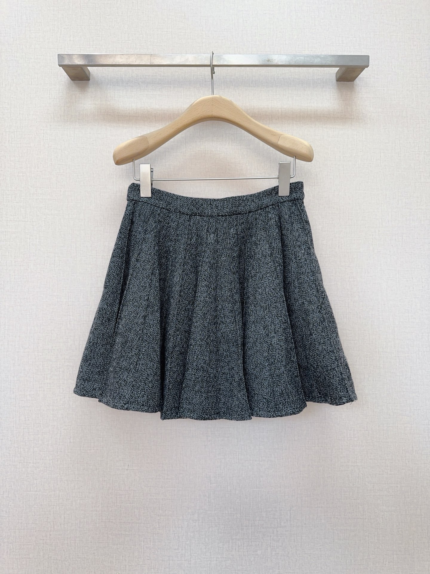 NO:779631,Recommended new products of D's A-line skirt... High-waisted A-line version, pleated process creates a fluffy skirt, which can modify the width of the hips and thick legs, making you look taller and slimmer. The simple waist design is suitable for a variety of tops. The fabric is crisp and stylish, not easy to wrinkle, and can maintain the fluffy feel of the skirt for a long time. Size SMLXL, K260120,, Dior-clothing, dior, dior, skirts,19860909D家A字半身裙新品推荐…… 高腰A字版型,捏褶工艺打造蓬松裙摆,能修饰胯宽、腿粗,显高又显瘦,简约腰头设计,适配多种上衣,面料挺括有型,不易起皱,能长期保持裙摆的蓬松感. 码数SMLXL,K260120,,迪奥-服装,dior,dior,skirts,,Women's clothing