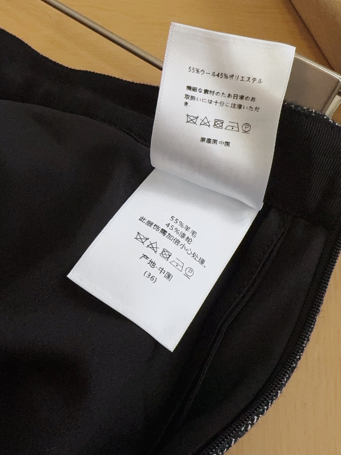 D家A字半身裙新品推荐🆕……高腰A字版型，捏褶工艺打造蓬松裙摆，能修饰胯宽、腿粗，显高又显瘦，简约腰头设