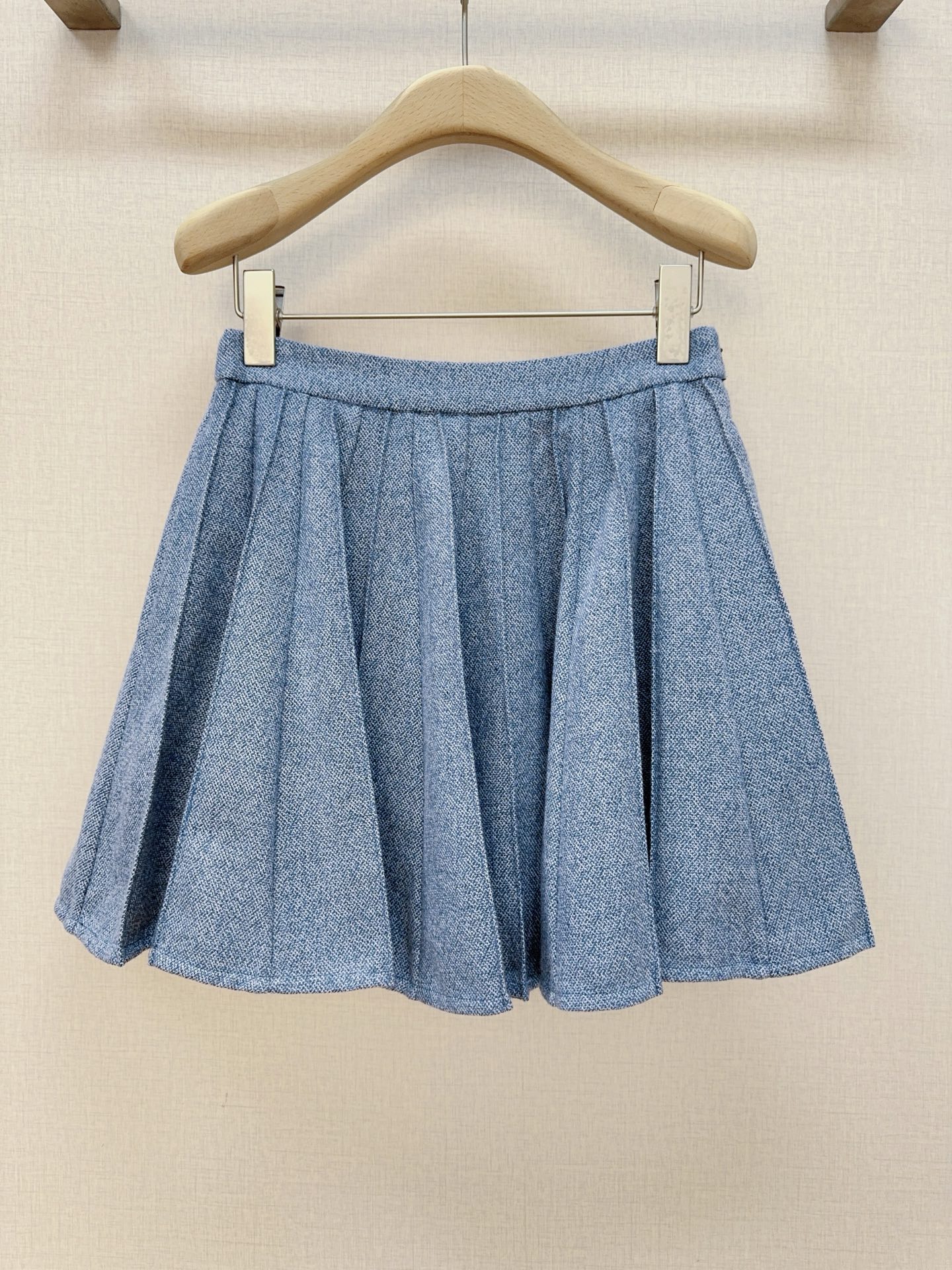 NO:779625,Recommended new products of D's A-line skirt... High-waisted A-line version, pleated process creates a fluffy skirt, which can modify the width of the hips and thick legs, making you look taller and slimmer. The simple waist design is suitable for a variety of tops. The fabric is crisp and stylish, not easy to wrinkle, and can maintain the fluffy feel of the skirt for a long time. Size SMLXL, K260120,, Dior-clothing, dior, dior, skirts,19860909D家A字半身裙新品推荐…… 高腰A字版型,捏褶工艺打造蓬松裙摆,能修饰胯宽、腿粗,显高又显瘦,简约腰头设计,适配多种上衣,面料挺括有型,不易起皱,能长期保持裙摆的蓬松感. 码数SMLXL,K260120,,迪奥-服装,dior,dior,skirts,,Women's clothing