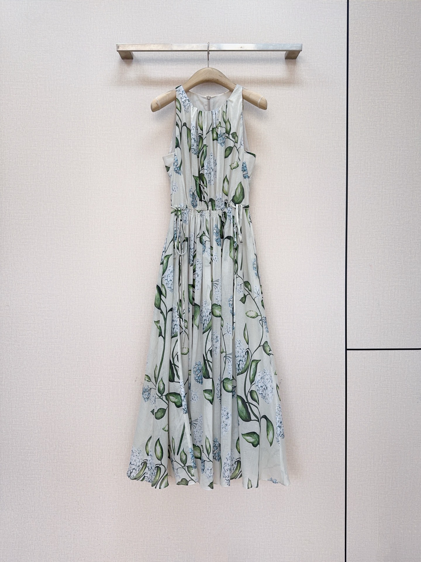 NO:783682,Oscar de la Rent*a printed dress, new product recommendation [love][love]... Sleeveless round neck design, revealing slender shoulders and arms, highlighting the neck line; fresh hydrangeas, the overall gentleness and temperament, full of spring atmosphere. A-line large skirt, slimming and covering the flesh. Suitable for daily life or vacation, easy to create a romantic look. Size SMLXL, K260122,, women's clothing, skirts,19860909Oscar de la Rent*a 印花连衣裙,新品推荐[爱心][爱心]…… 无袖圆领设计,露出纤细肩臂,凸显颈部线条；清新绣球花,整体温柔又显气质,春日氛围感拉满. A字大裙摆,显瘦遮肉.日常或度假都很适合,轻松打造浪漫造型. 码数SMLXL,K260122,,女装,skirts,,Women's clothing