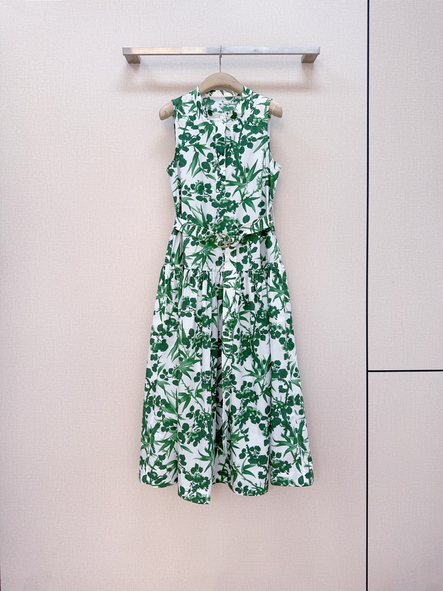 NO:783726,Recommended Cara Car*a new dress... Sleeveless stand-up collar design, half placket buttons, metal buckle of the same fabric belt, can be freely adjusted for tightness, large skirt with strong drape, covering the flesh and making you look slimmer, bright green and white, which not only retains the elegance of the national style, but is more versatile than the traditional cheongsam, with a refreshing summer atmosphere. Size SMLXL, K260316,, women's clothing, skirts,19860909Cara Car*a新品连衣裙推荐…… 无袖立领设计,半开襟纽扣,同面料腰带金属扣,可自由调节松紧,大摆裙摆垂坠感强,遮肉显瘦,绿色鲜亮又显白,既保留了国风的雅致,又比传统旗袍更日常百搭,自带清爽的夏日气息. 码数SMLXL,K260316,,女装,skirts,,Women's clothing