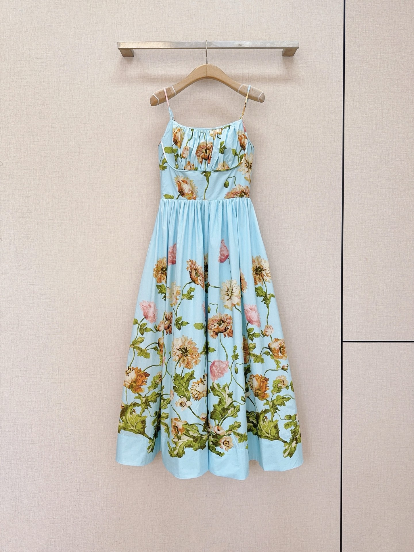 NO:817304,Cara C*a*r*a's new style of printed dress is recommended... A mid-length suspender dress with a belted design and colorful floral patterns. It is made of comfortable pure cotton fabric and is decorated with colorful floral patterns. It has a retro and elegant 'garden skirt' atmosphere; the upper body adopts a U-shaped corset design, with a wide skirt cut, invisible zipper elastic technology on the back, and thin shoulder straps, showing a youthful atmosphere.  Size:SMLXL,K260323,,Moncler,skirts,19860909Cara C*a*r*a 印花连衣裙新款推荐…… 束腰设计中长款吊带连衣裙,缤纷彩色花卉图案,选用舒适纯棉面料制成,饰有彩色的花卉图案,自带复古优雅的“花园裙”氛围； 上身采用U型紧身胸衣式设计,搭配阔裙摆剪裁,后背隐形拉链橡筋工艺,设有细肩带,展现青春气息. 码数:SMLXL,K260323,,蒙口-服装,Moncler,skirts,,Women's clothing