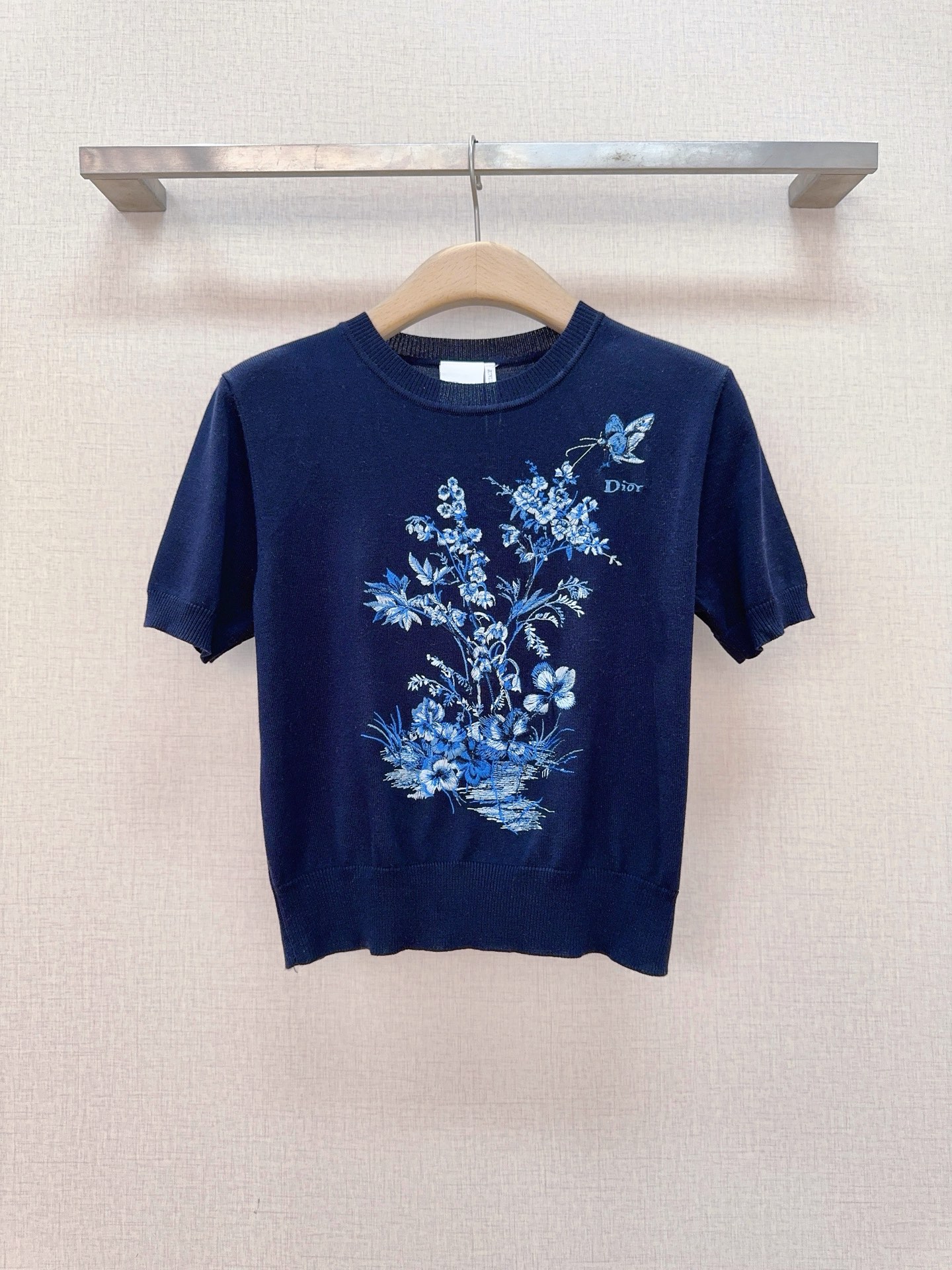 D家花卉刺绣短袖针织上衣，新品推荐[爱心][爱心]……圆领正肩的短袖针织衫，采用细腻轻薄的针织面料，上身