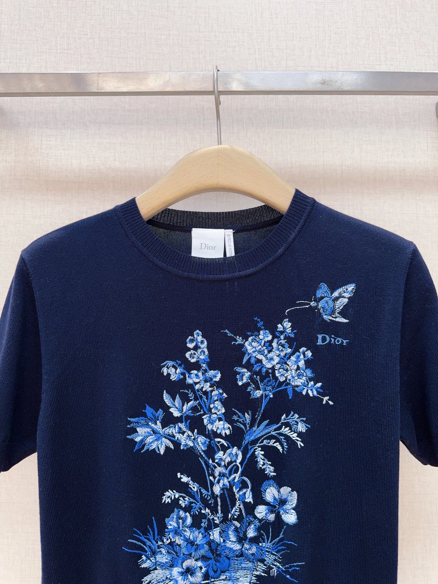 D家花卉刺绣短袖针织上衣，新品推荐[爱心][爱心]……圆领正肩的短袖针织衫，采用细腻轻薄的针织面料，上身